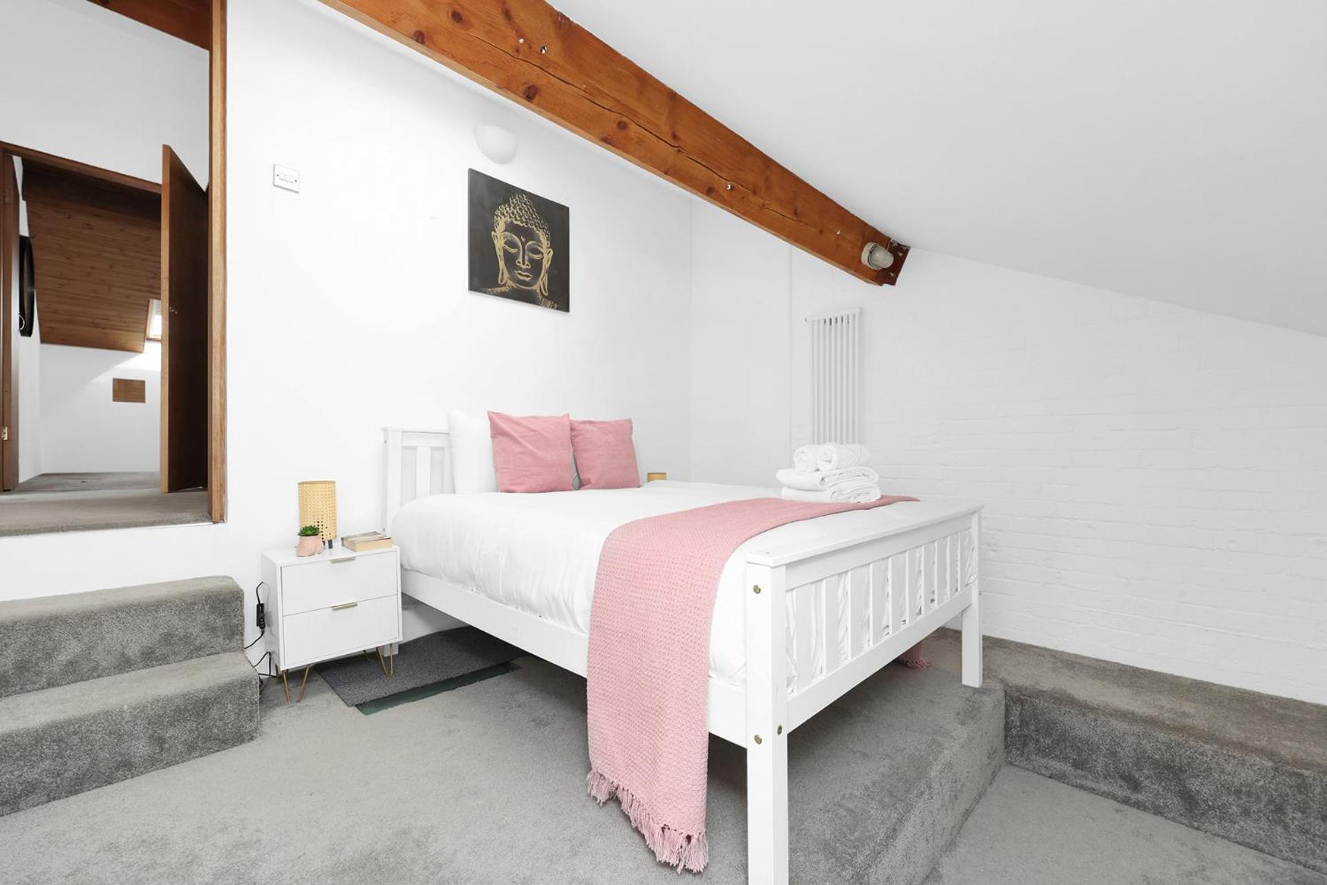 Large Industrial Style 2 Bedroom Apartment Short Term Rental & Flexible Renting Canary Wharf With Free WiFi