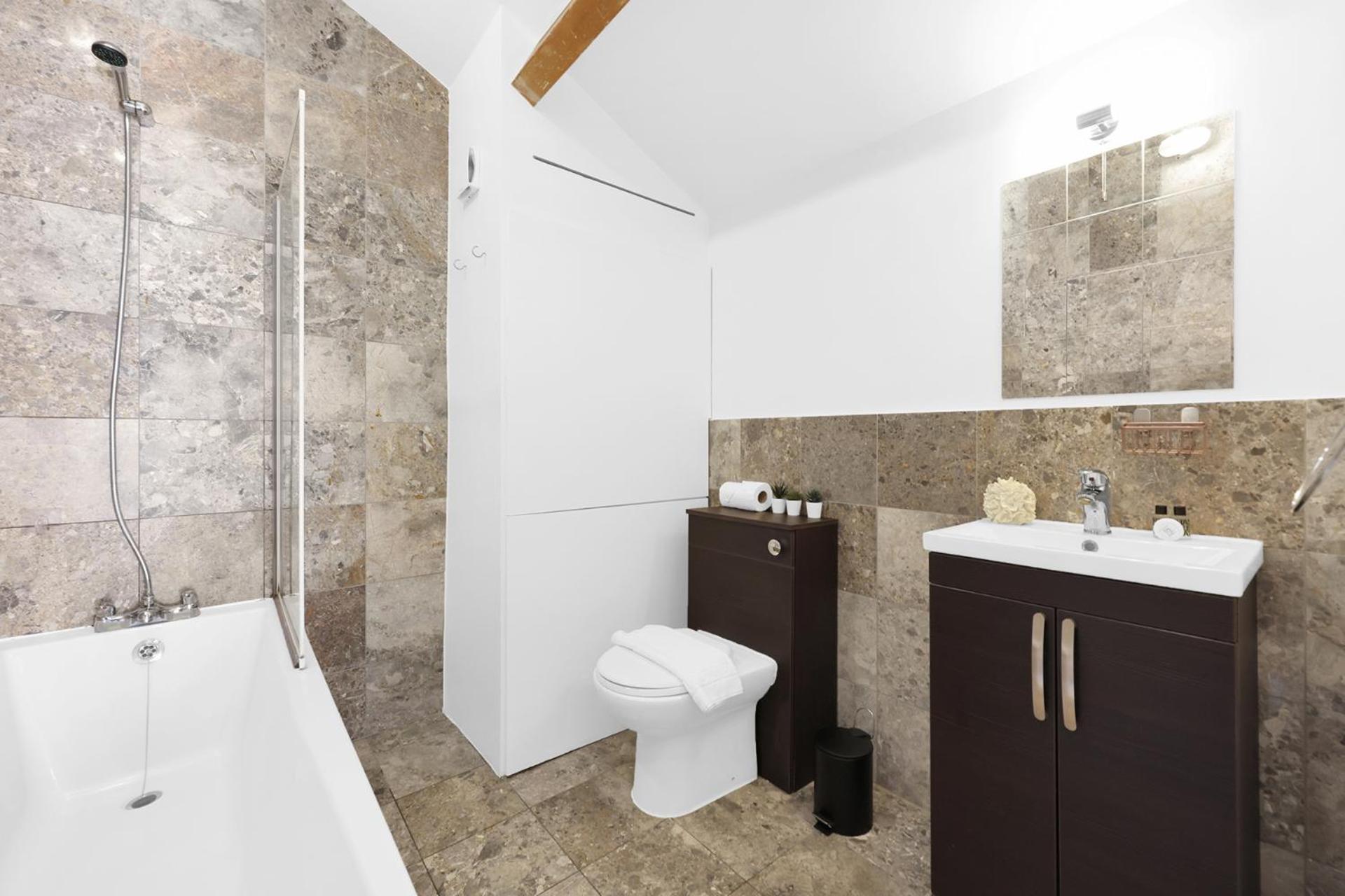 Large Industrial Style 2 Bedroom Apartment Short Term Rental & Flexible Renting Canary Wharf With Free WiFi