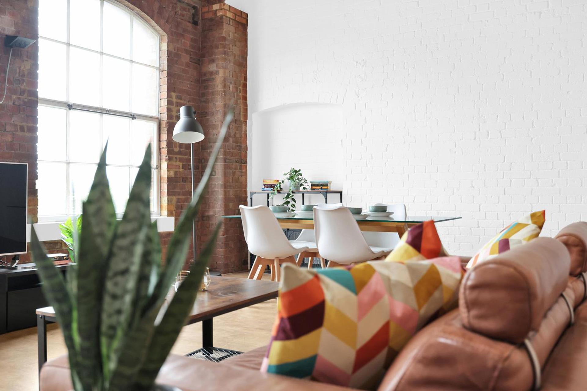 Large Industrial Style 2 Bedroom Apartment Short Term Rental & Flexible Renting Canary Wharf With Free WiFi