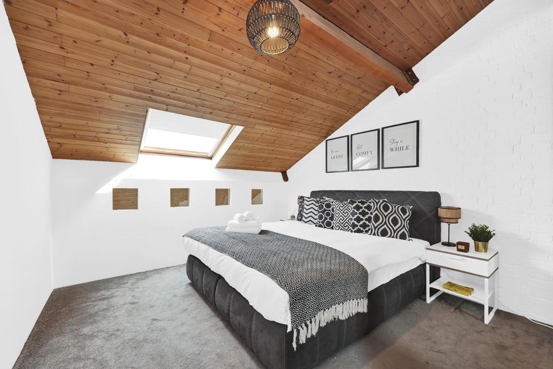 Large Industrial Style 2 Bedroom Apartment Short Term Rental & Flexible Renting Canary Wharf With Free WiFi