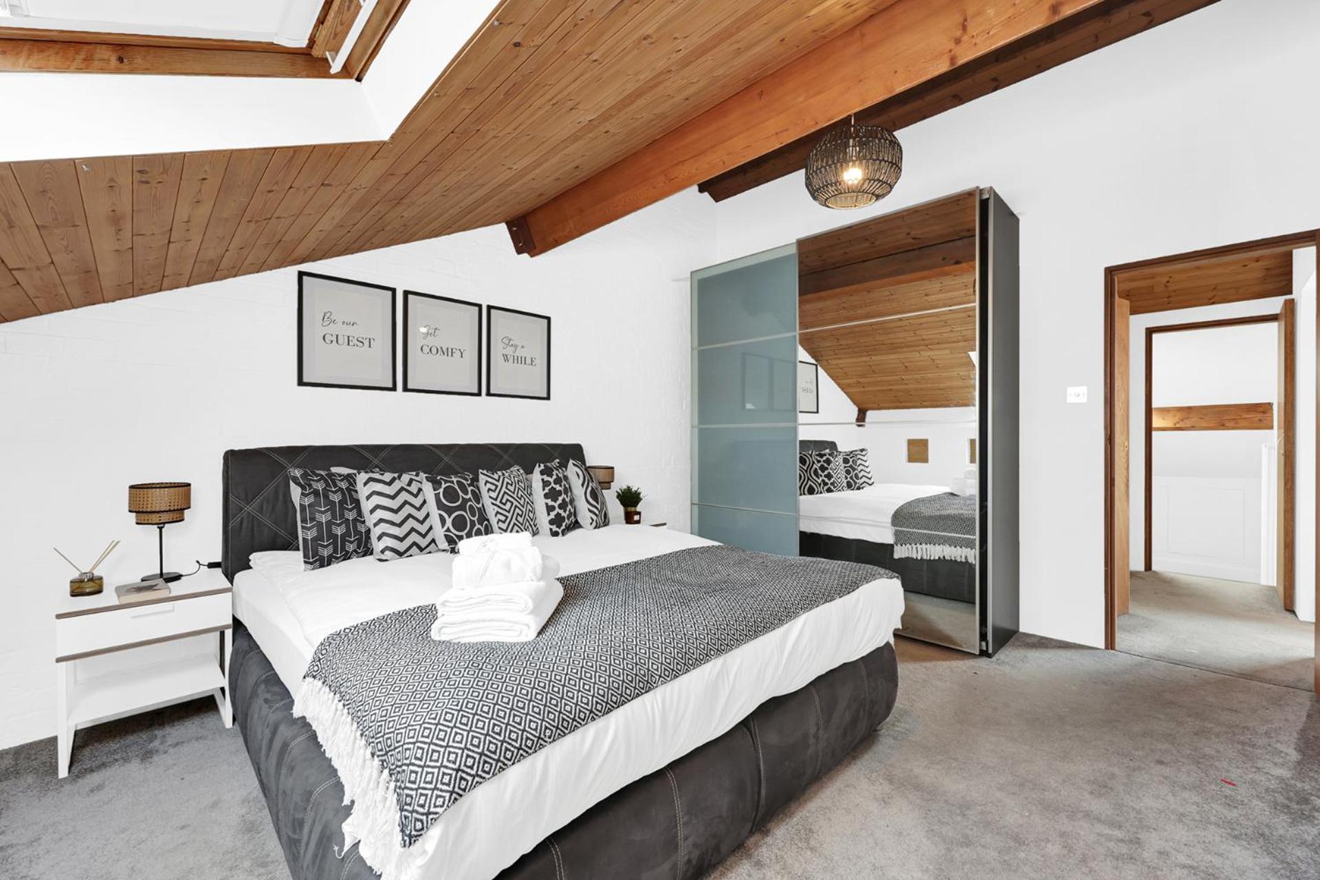 Large Industrial Style 2 Bedroom Apartment Short Term Rental & Flexible Renting Canary Wharf With Free WiFi