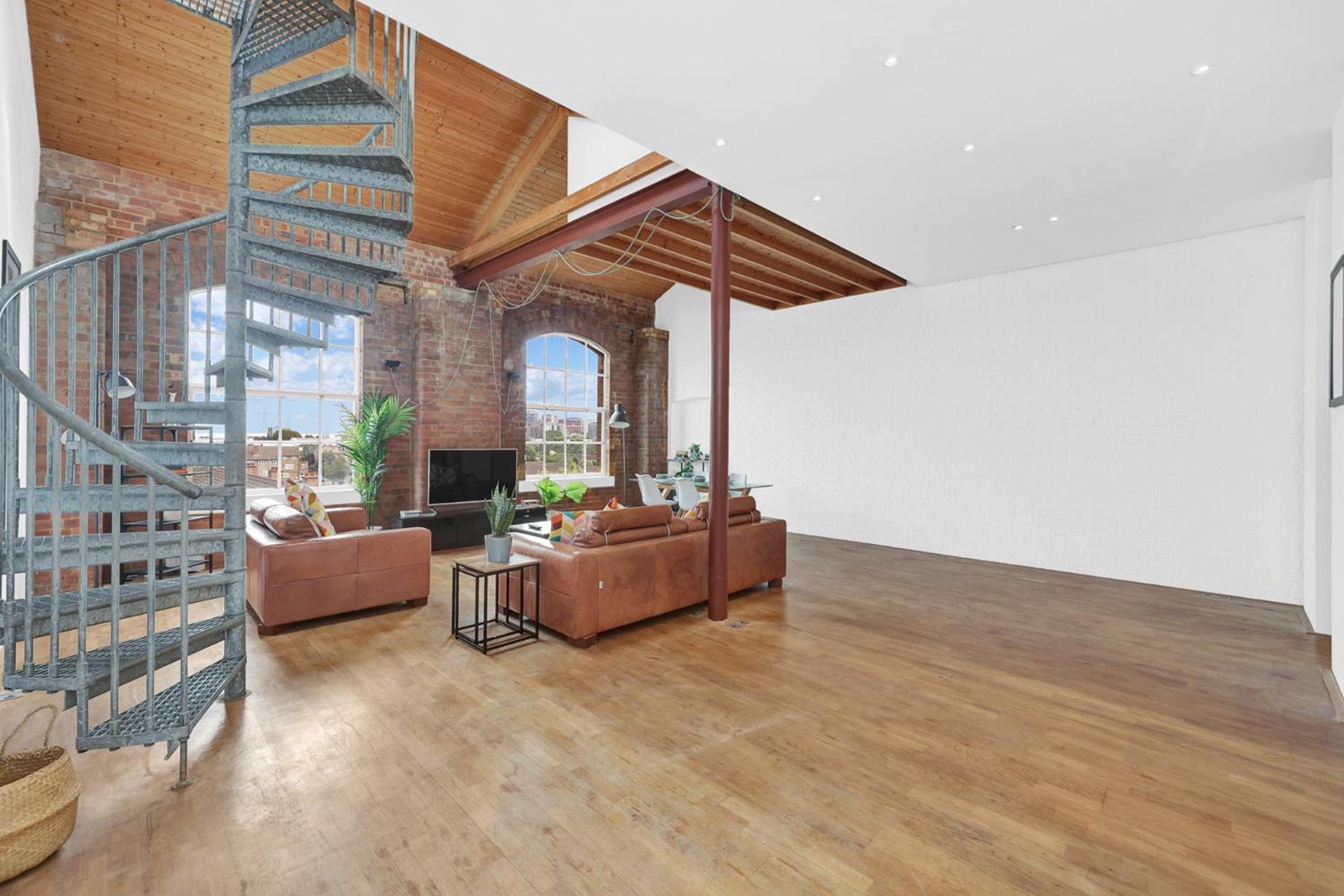 Large Industrial Style 2 Bedroom Apartment Short Term Rental & Flexible Renting Canary Wharf With Free WiFi