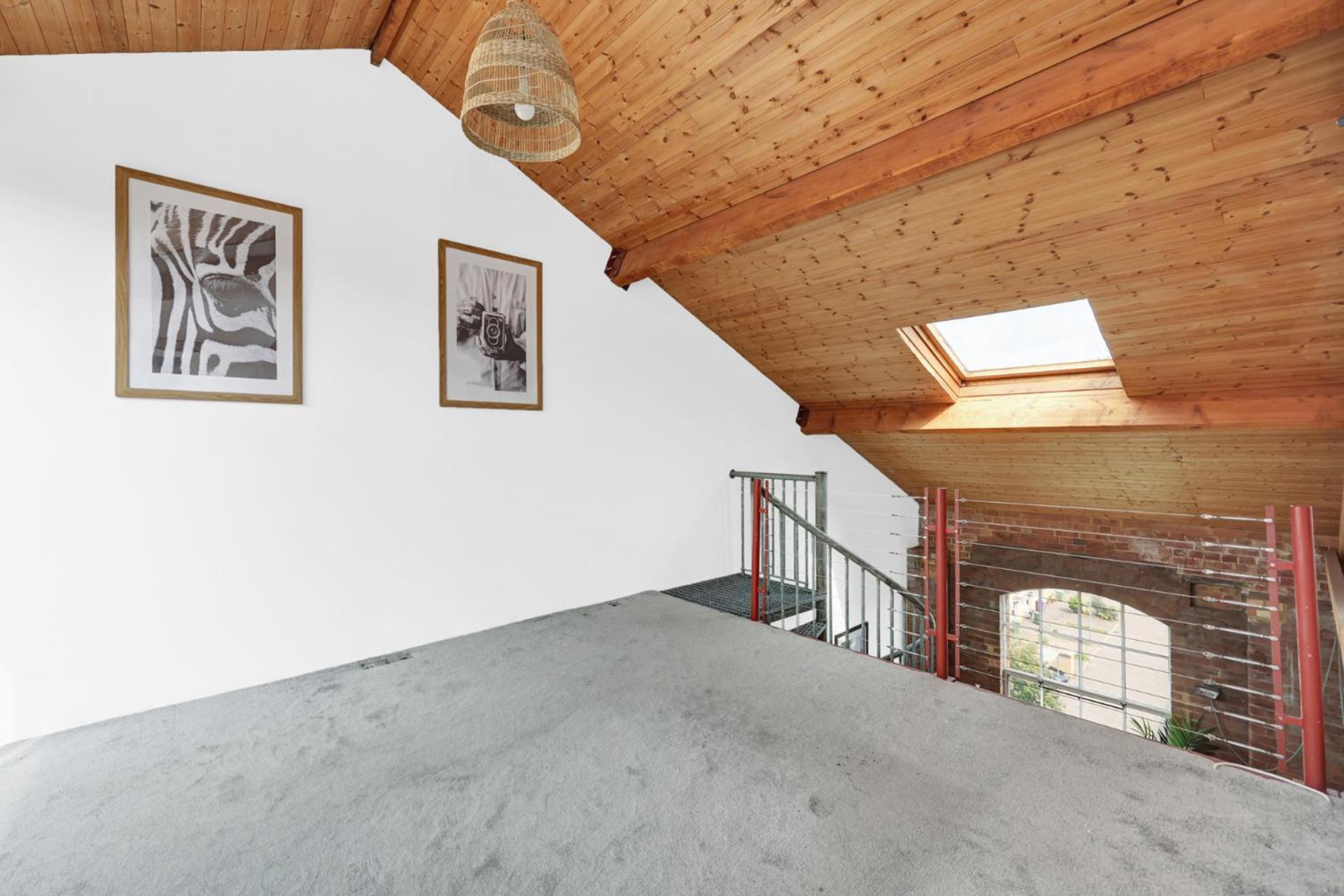 Large Industrial Style 2 Bedroom Apartment Short Term Rental & Flexible Renting Canary Wharf With Free WiFi