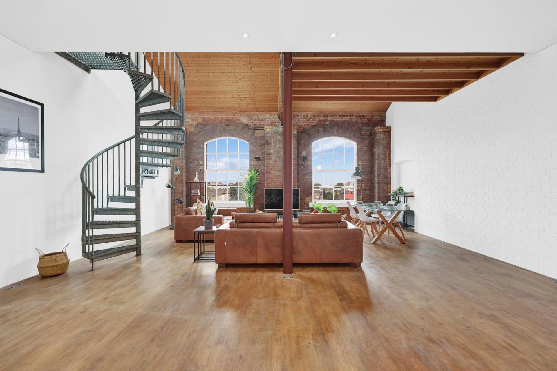 Large Industrial Style 2 Bedroom Apartment Short Term Rental & Flexible Renting Canary Wharf With Free WiFi