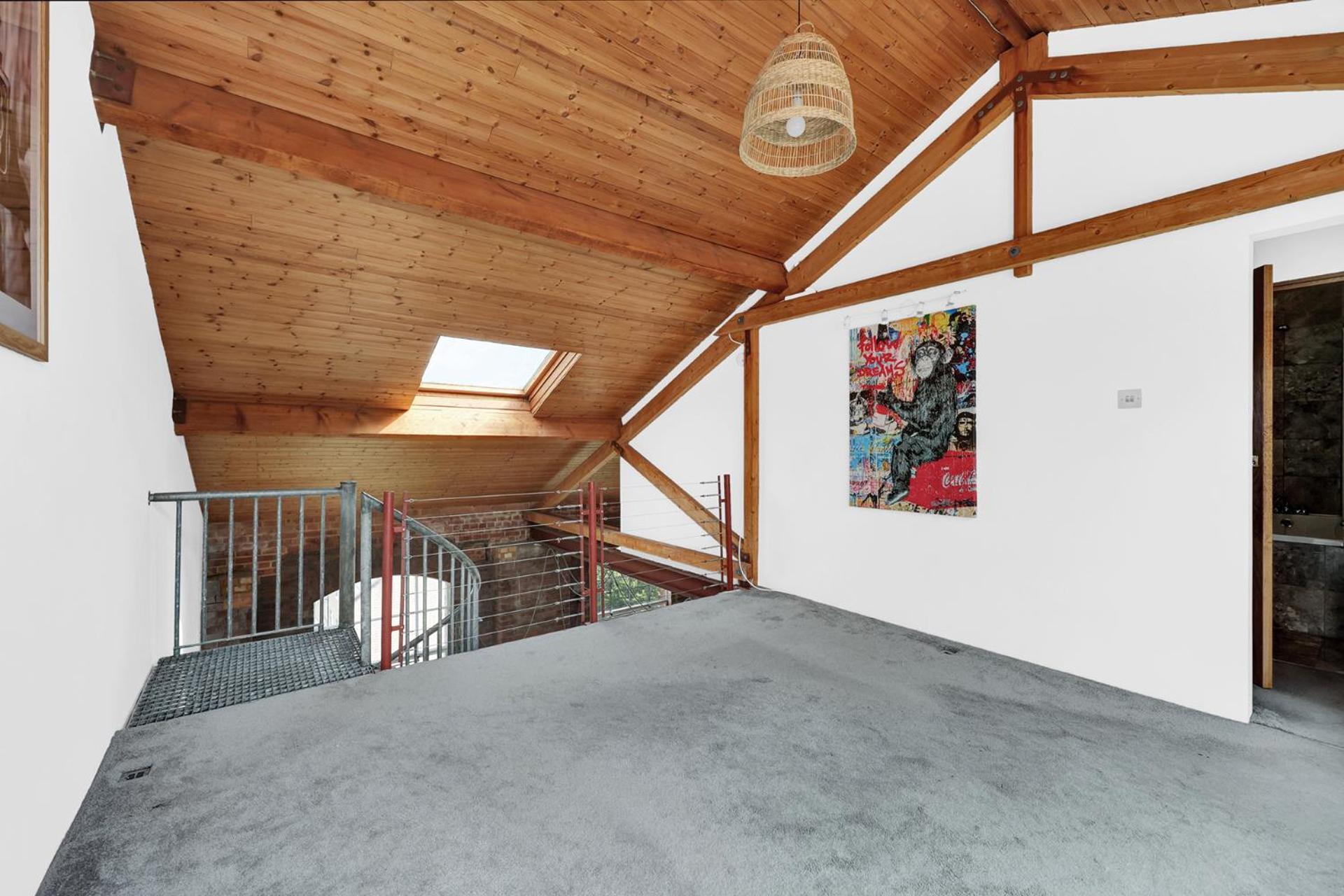 Large Industrial Style 2 Bedroom Apartment Short Term Rental & Flexible Renting Canary Wharf With Free WiFi