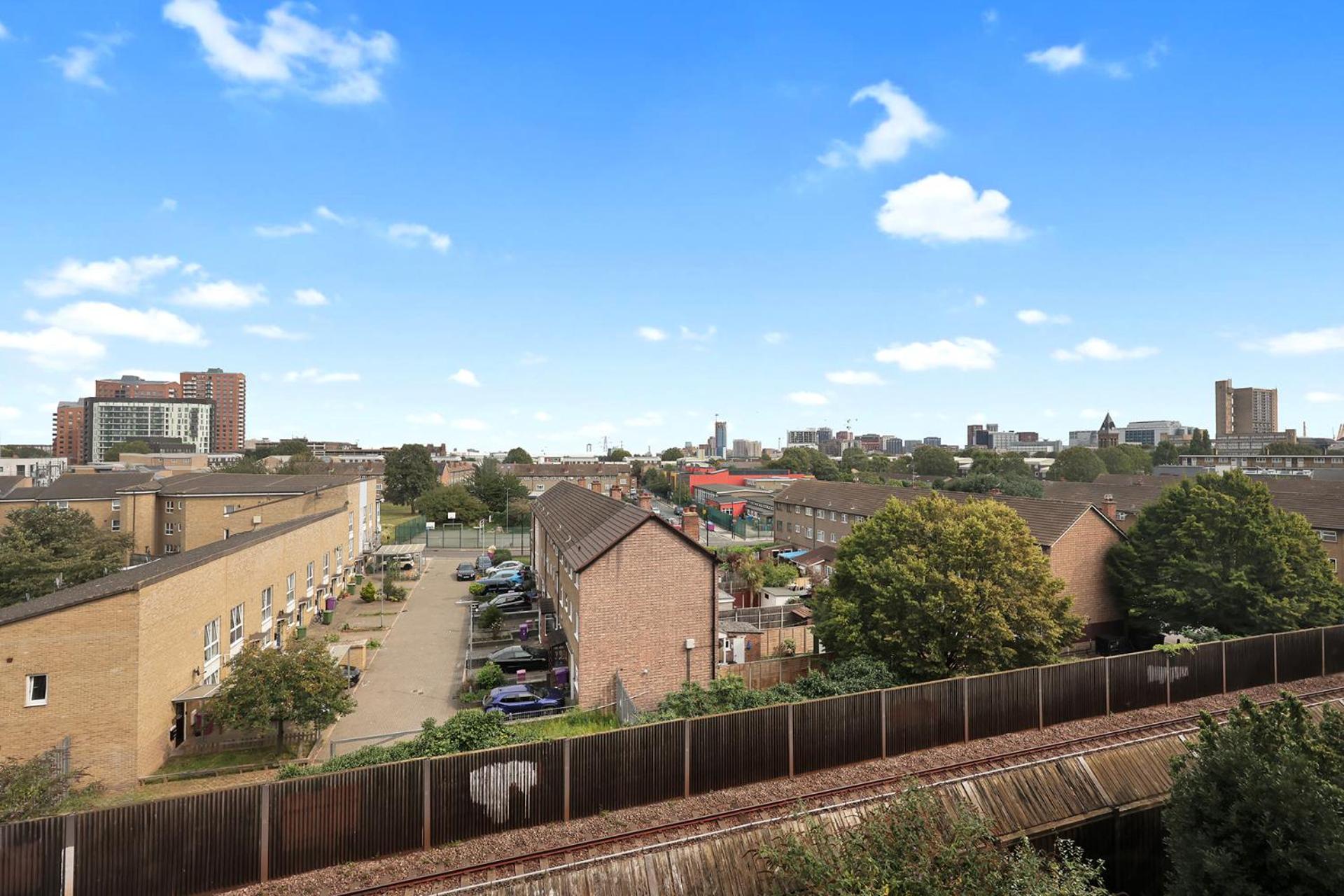 Large Industrial Style 2 Bedroom Apartment Short Term Rental & Flexible Renting Canary Wharf With Free WiFi
