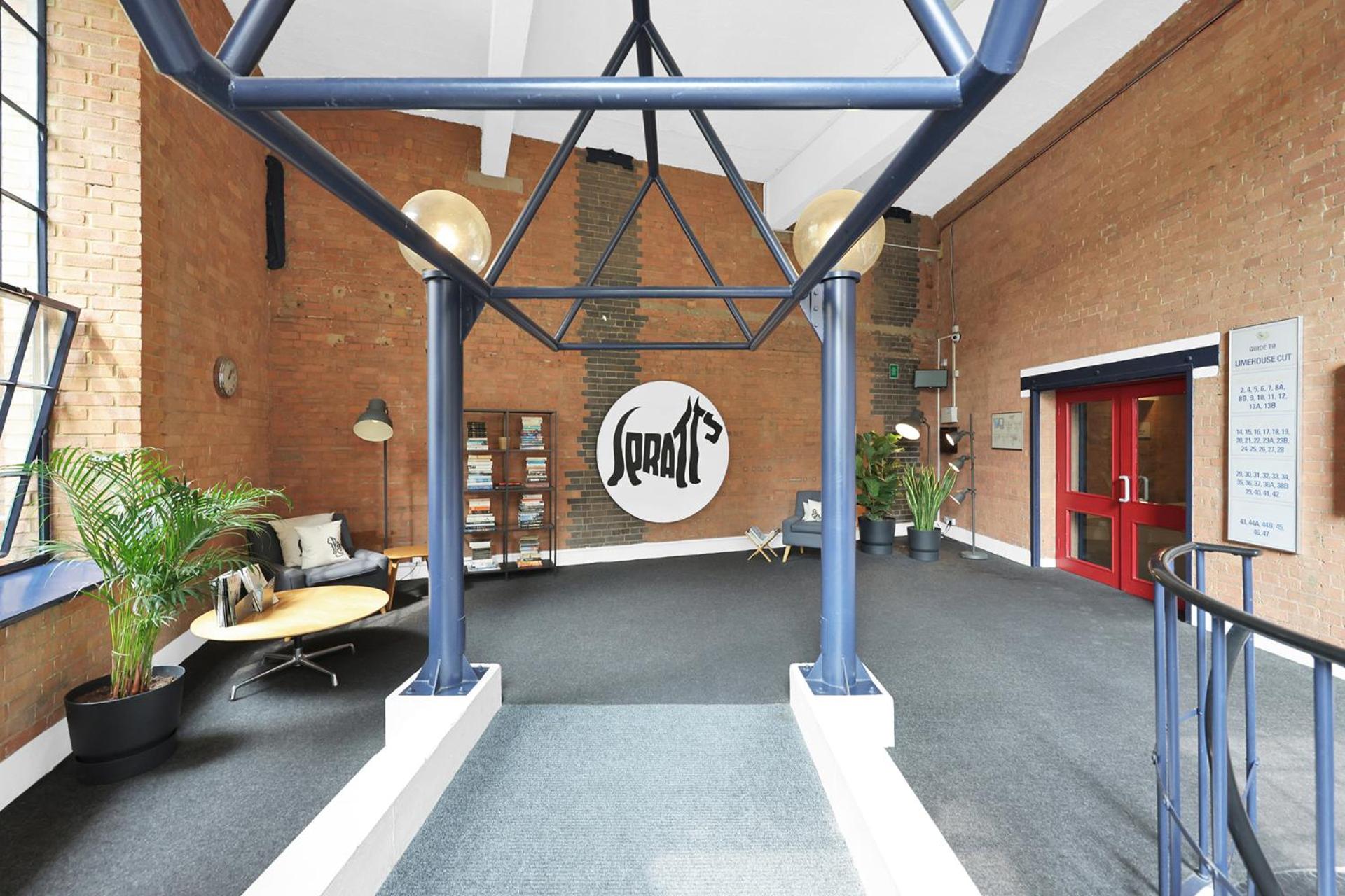 Large Industrial Style 2 Bedroom Apartment Short Term Rental & Flexible Renting Canary Wharf With Free WiFi