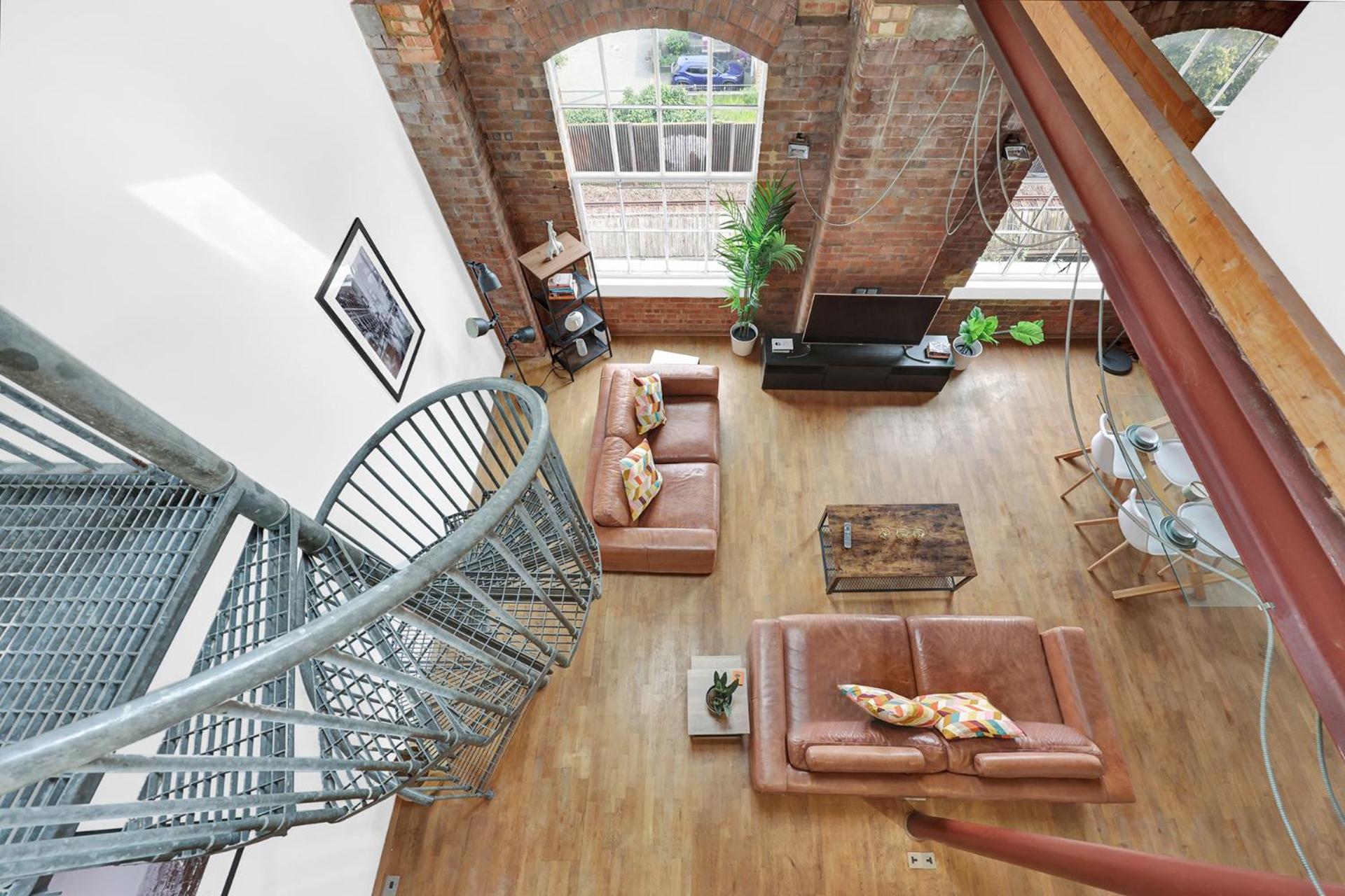 Large Industrial Style 2 Bedroom Apartment Short Term Rental & Flexible Renting Canary Wharf With Free WiFi