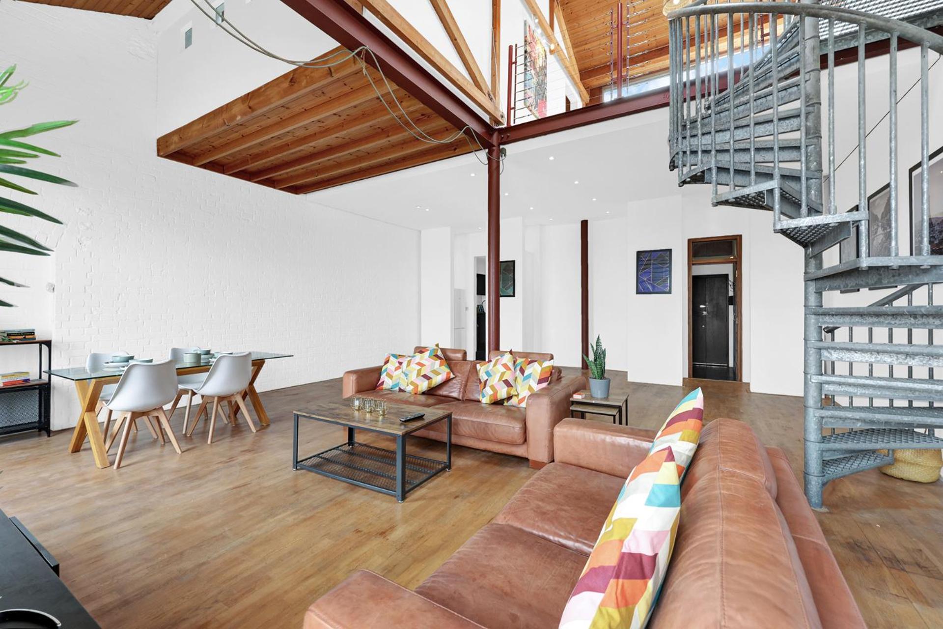 Large Industrial Style 2 Bedroom Apartment Short Term Rental & Flexible Renting Canary Wharf With Free WiFi
