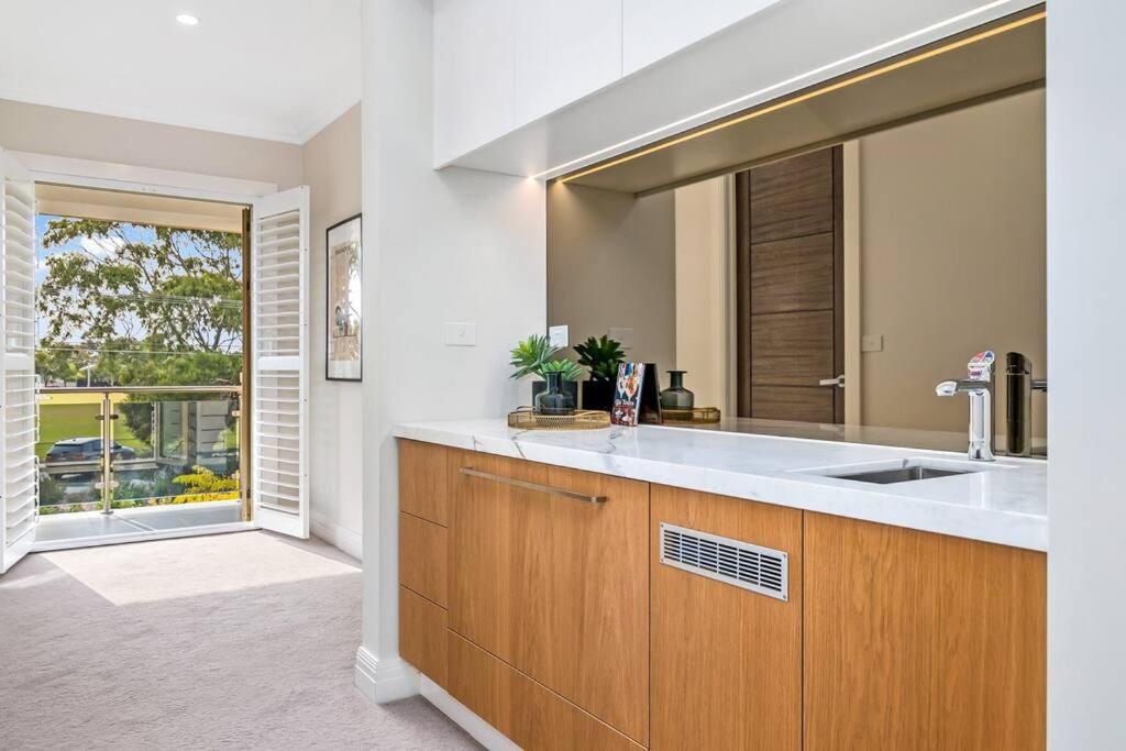 Spacious Luxury Hampton Home - Park Front