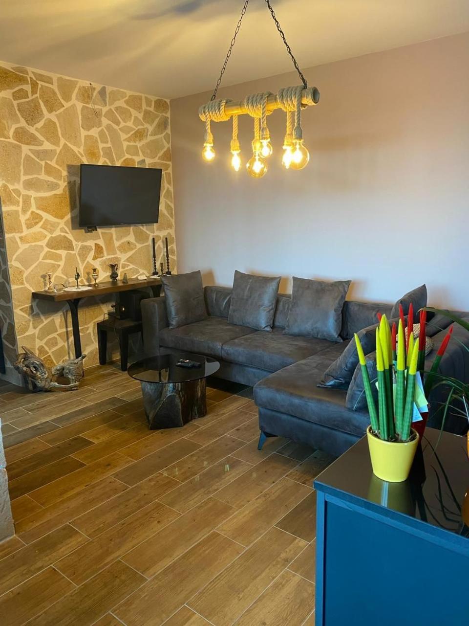 ES Luxury Apartment photo 2
