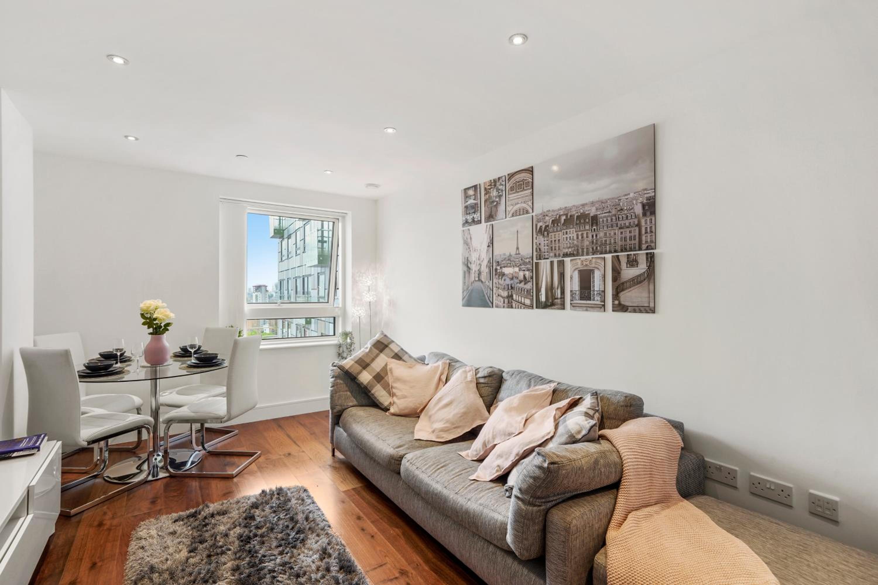 Entire Apartment in the heart of Canary Wharf!