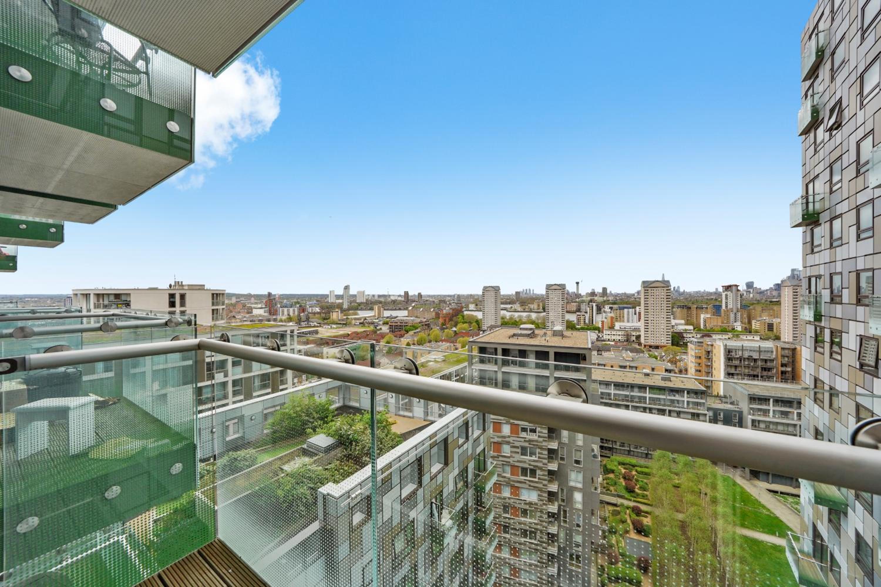 Entire Apartment in the heart of Canary Wharf!