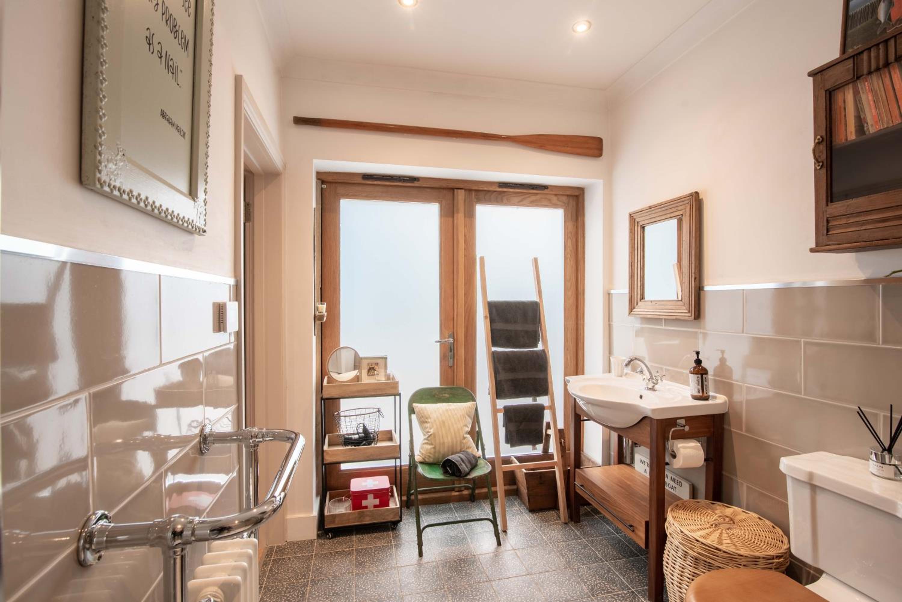 The Old Pool House, Stylish Large Studio in Private Country Estate with Air Con