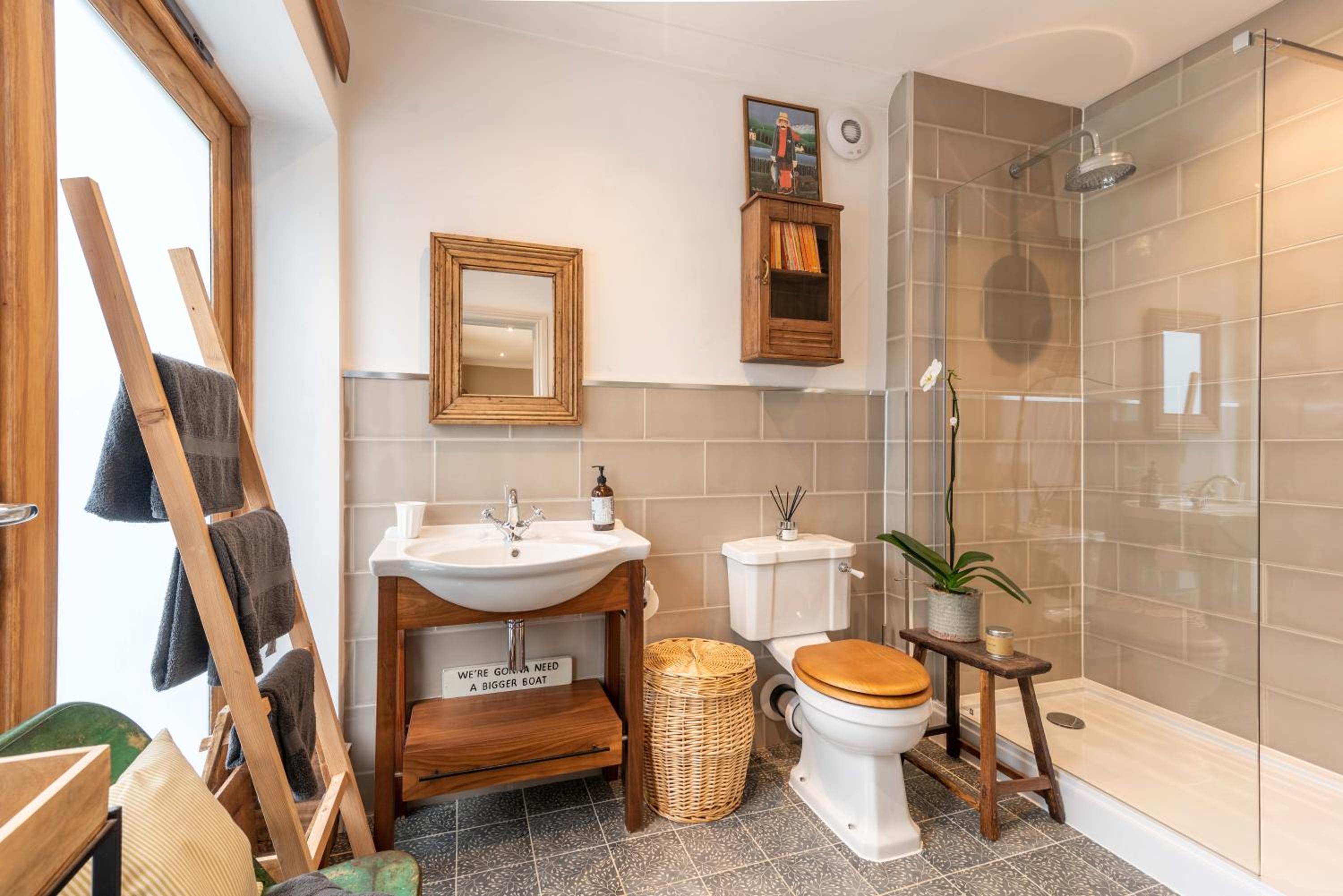 The Old Pool House, Stylish Large Studio in Private Country Estate with Air Con
