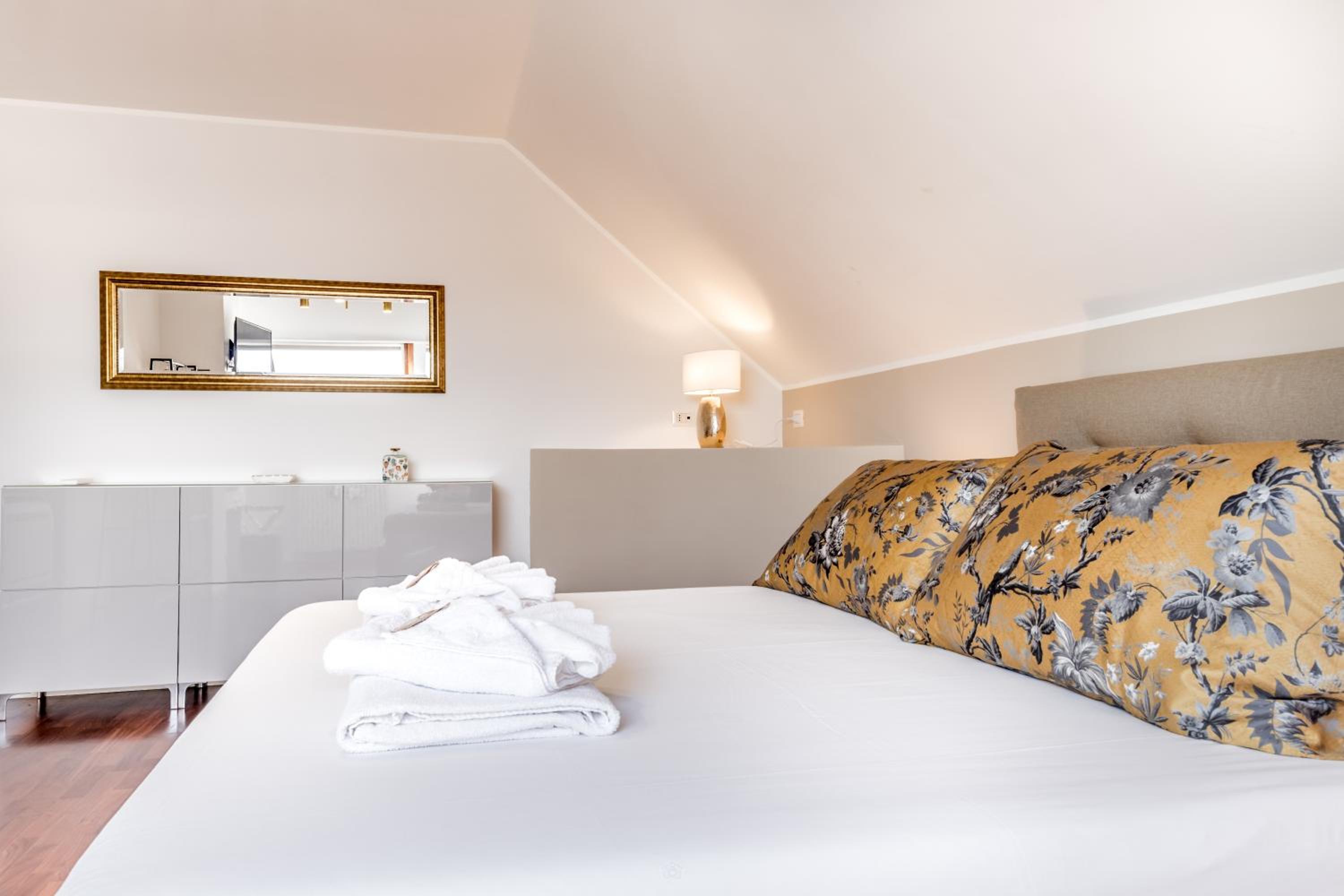BBHOME Penthouse bright and elegant Metro Conca d'Oro