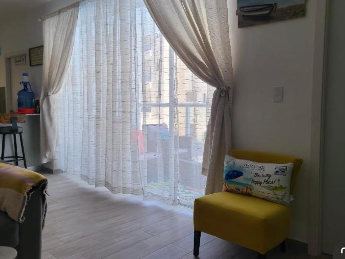 Cozy 2 bedroom apartment 7 minutes walk to beach.