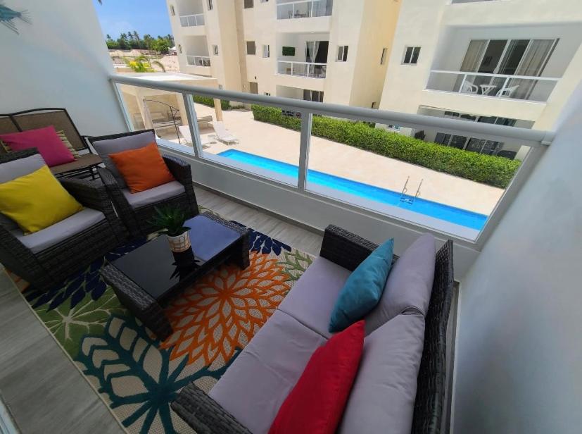 Cozy 2 bedroom apartment 7 minutes walk to beach.