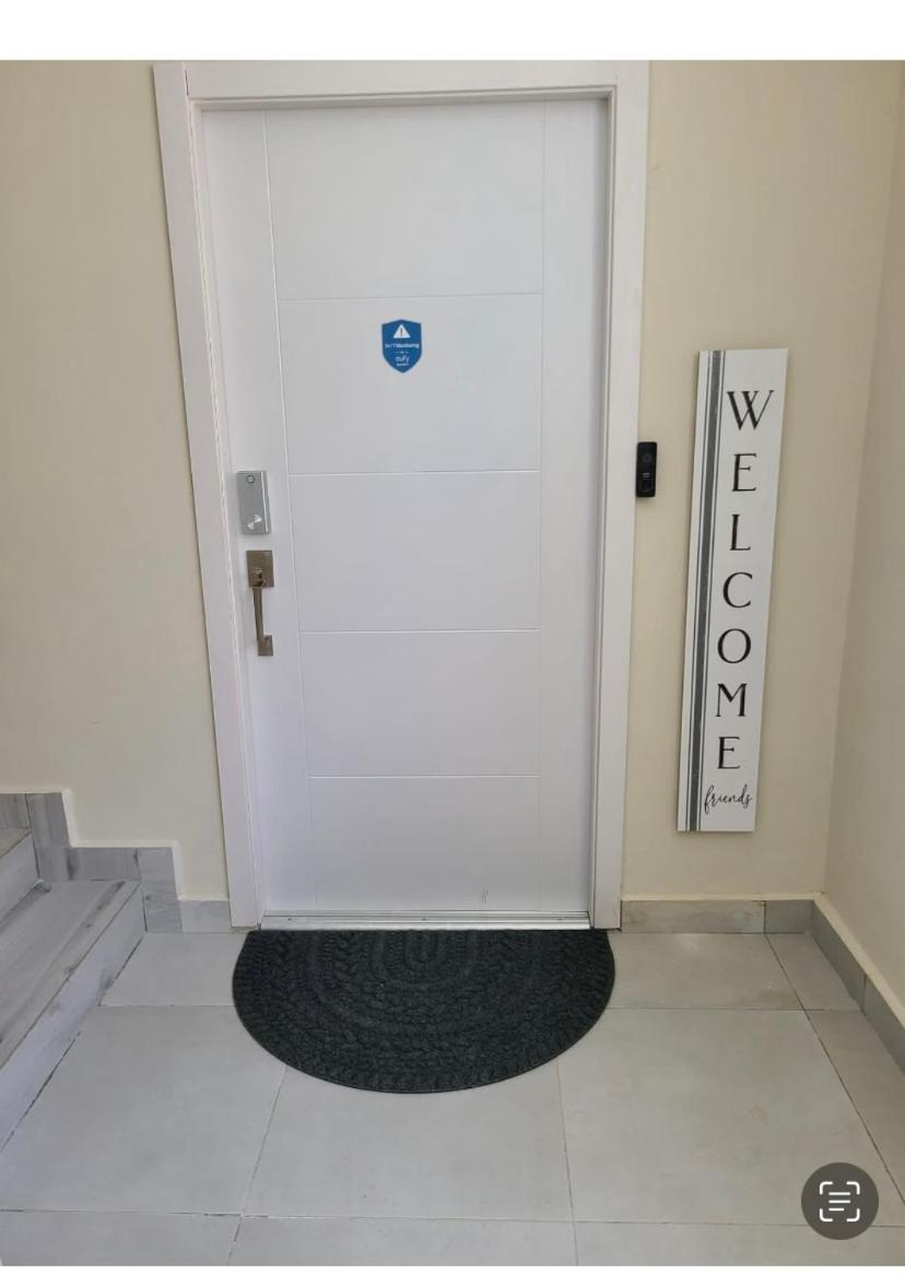 Cozy 2 bedroom apartment 7 minutes walk to beach.