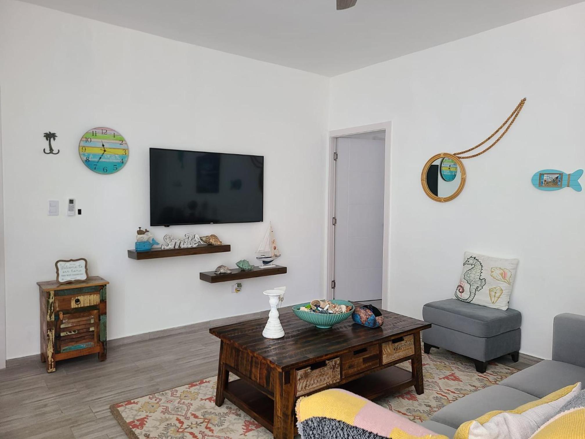 Cozy 2 bedroom apartment 7 minutes walk to beach.