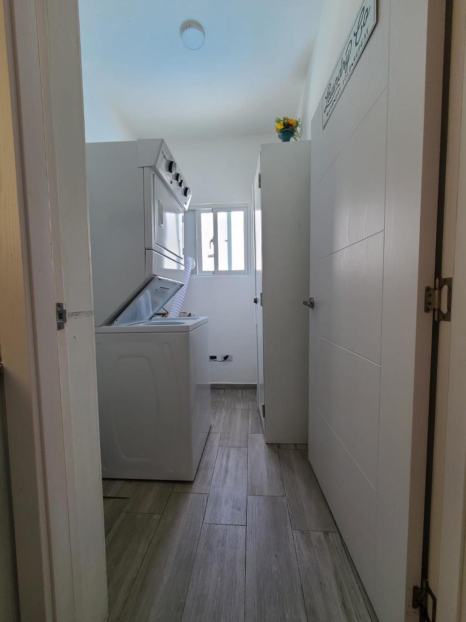 Cozy 2 bedroom apartment 7 minutes walk to beach.
