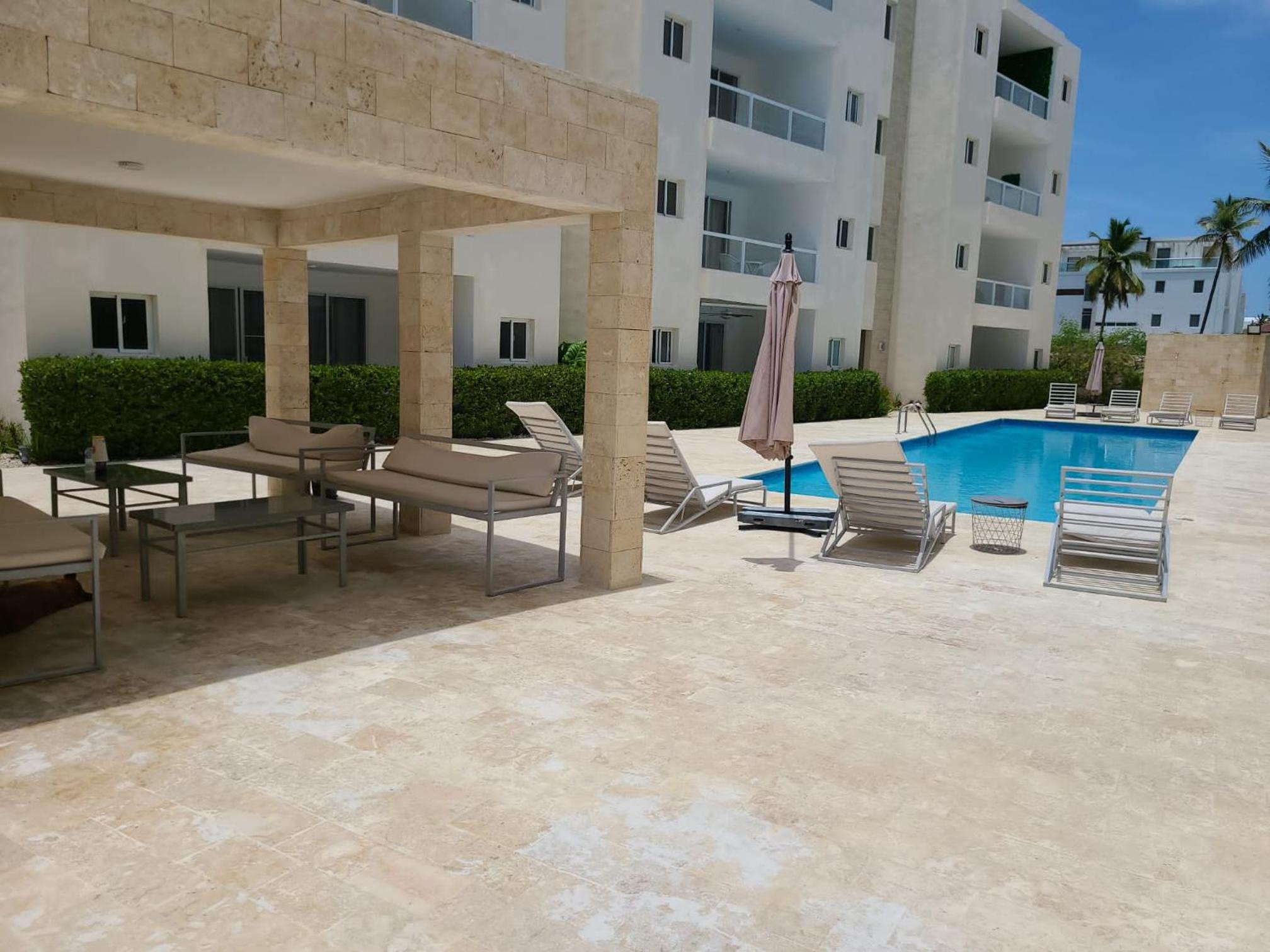 Cozy 2 bedroom apartment 7 minutes walk to beach.