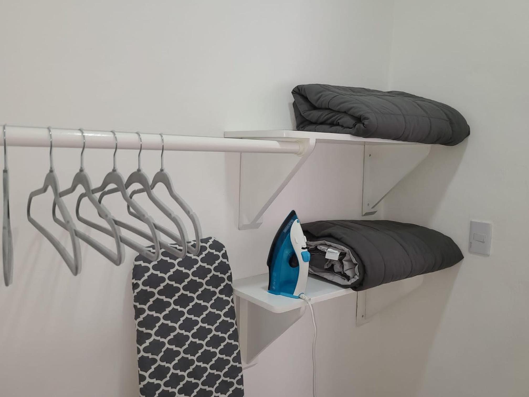 Cozy 2 bedroom apartment 7 minutes walk to beach.