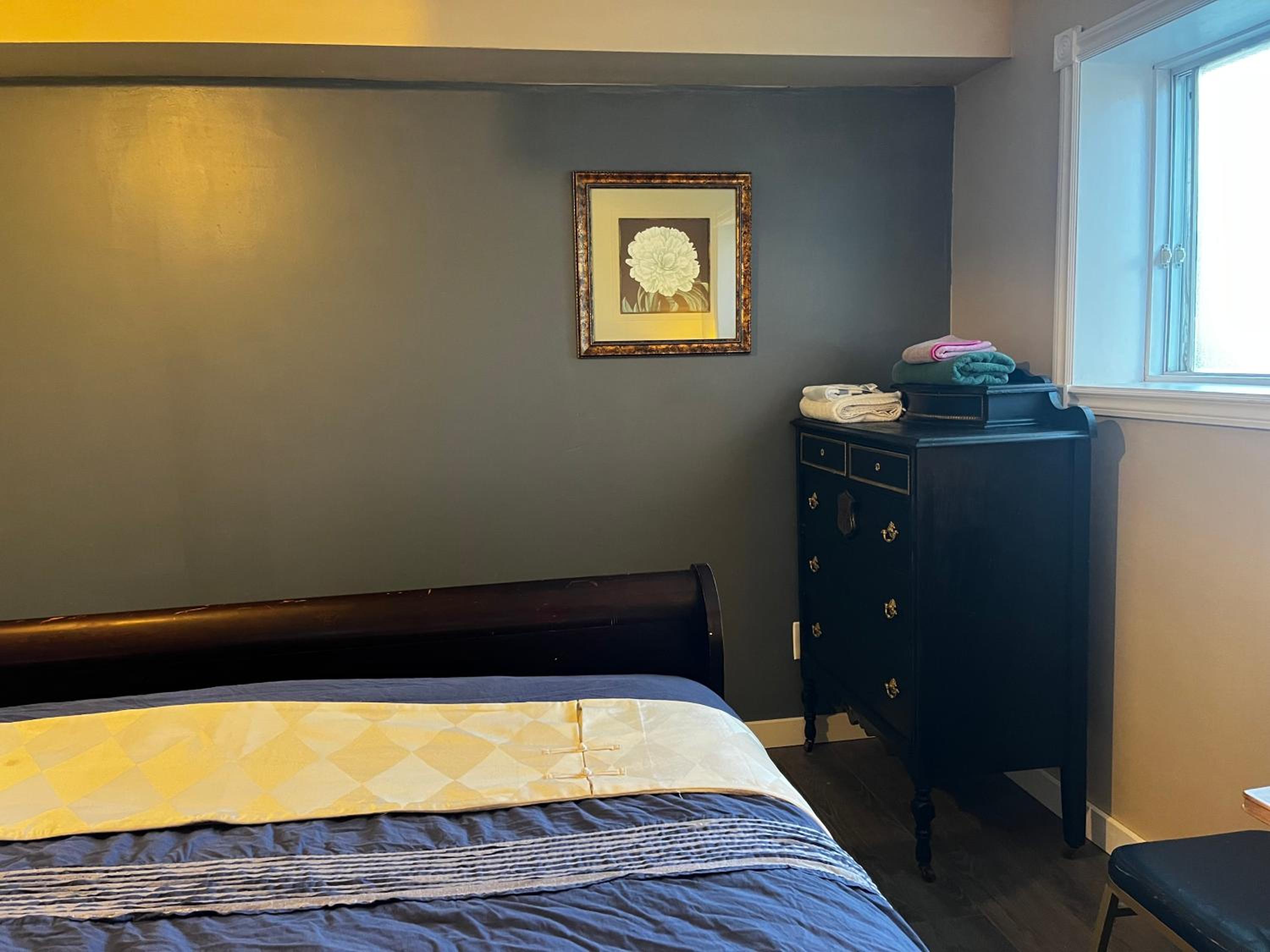 Beautiful room close Airport!