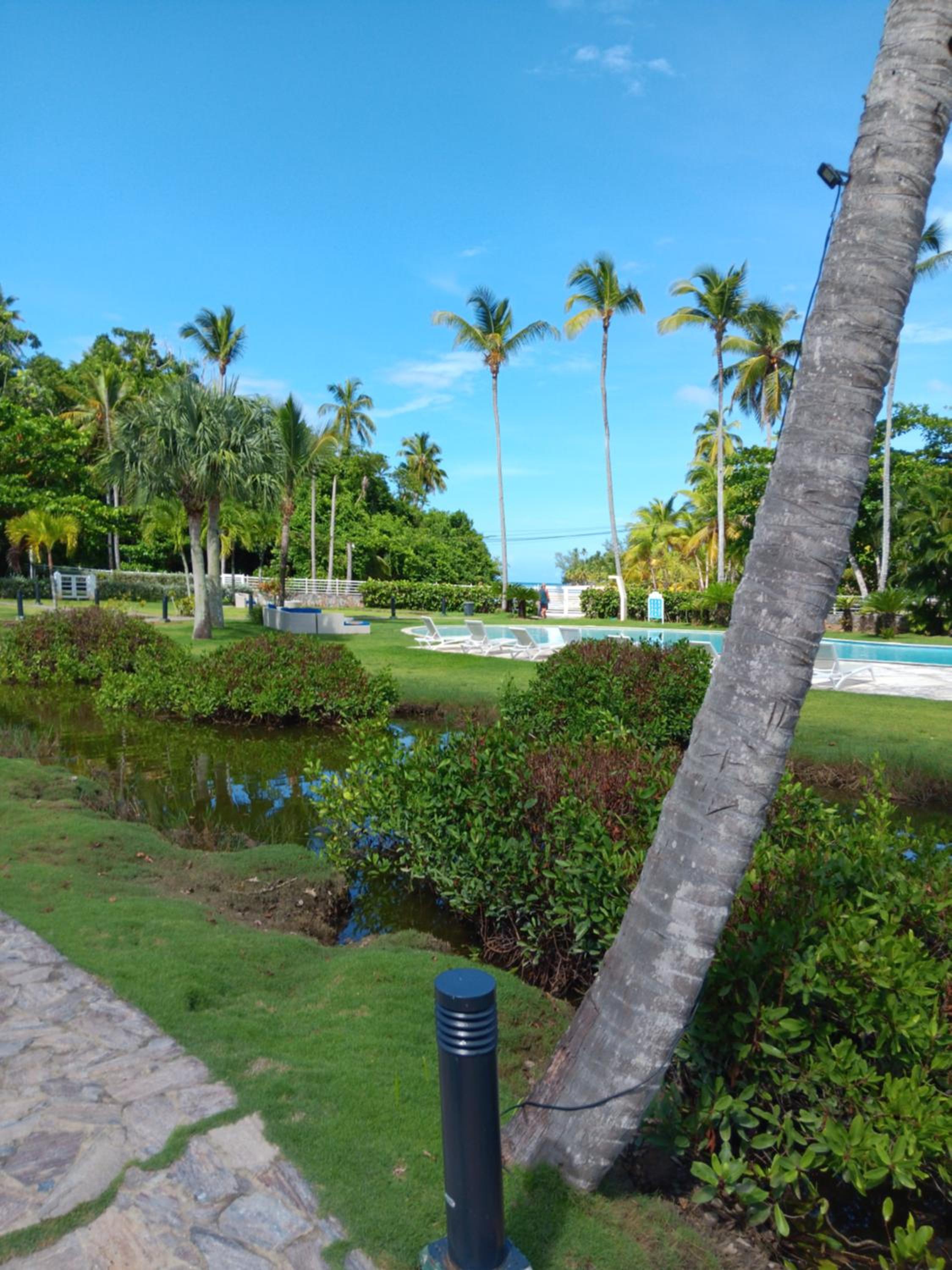 Bonita Village Beachfront Apt with Pool & Balcony