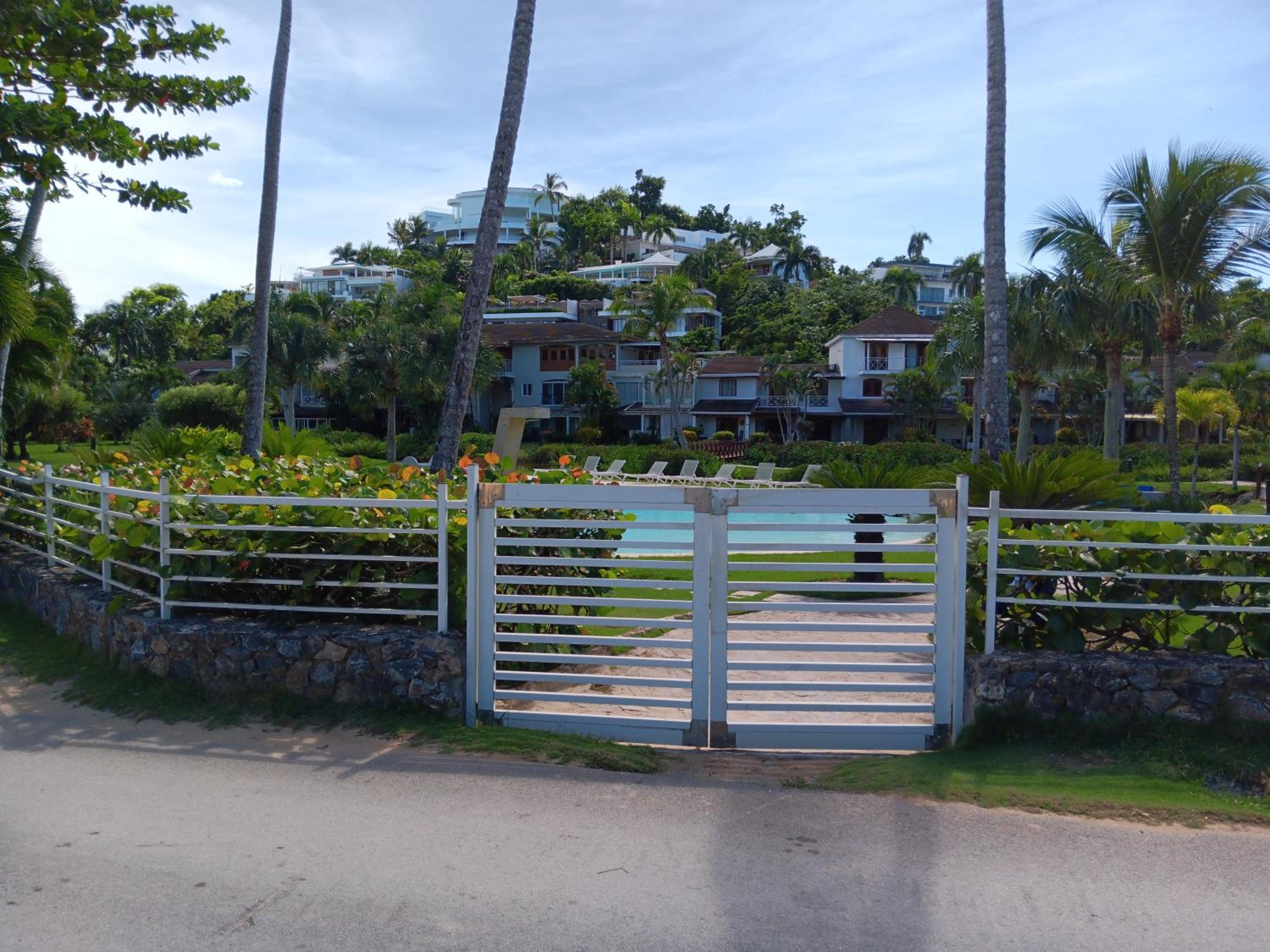 Bonita Village Beachfront Apt with Pool & Balcony