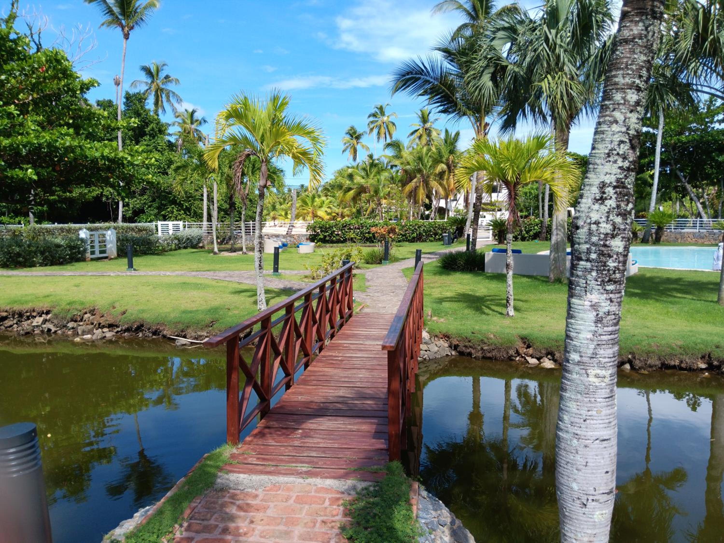 Bonita Village Beachfront Apt with Pool & Balcony