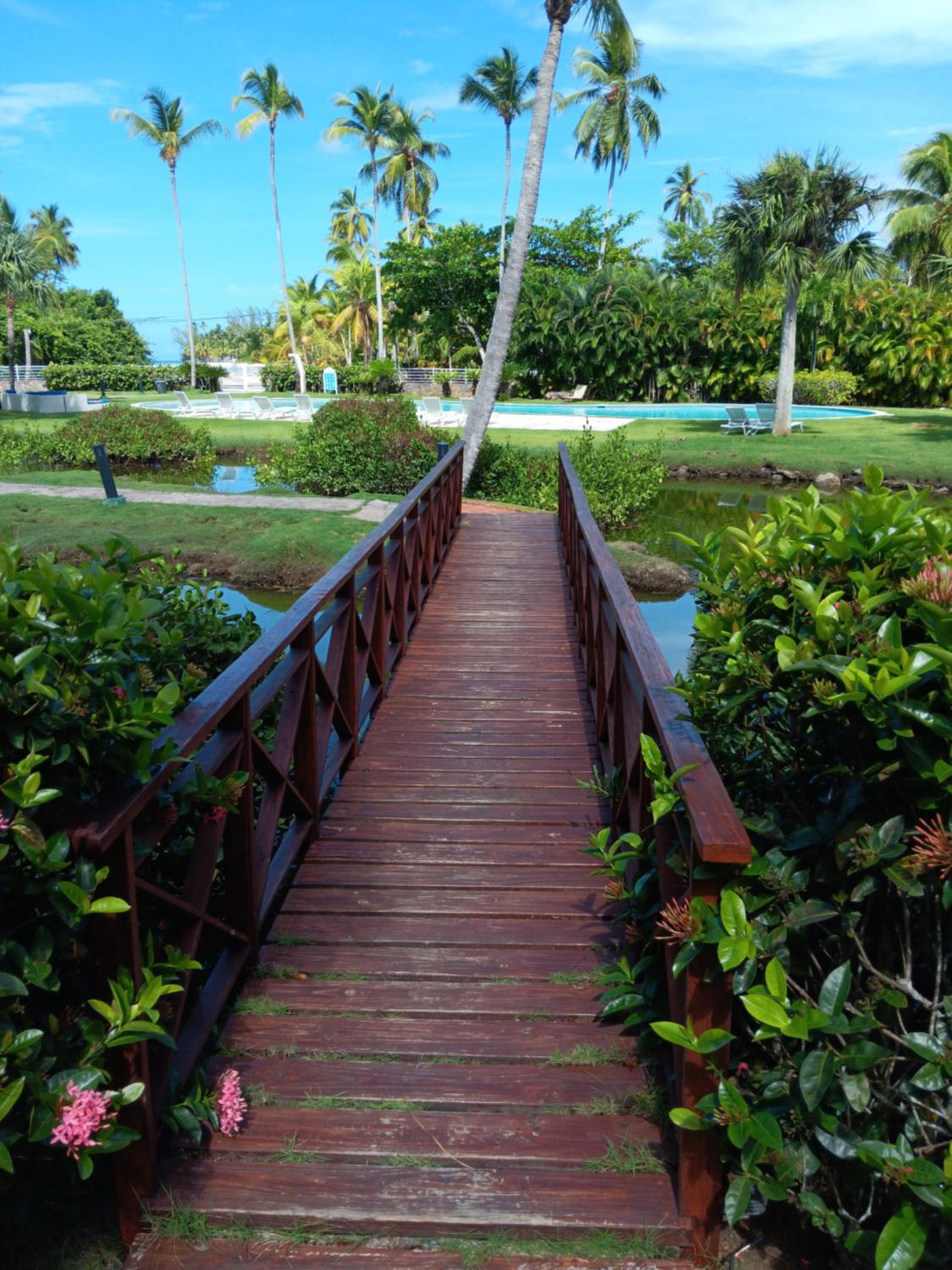 Bonita Village Beachfront Apt with Pool & Balcony