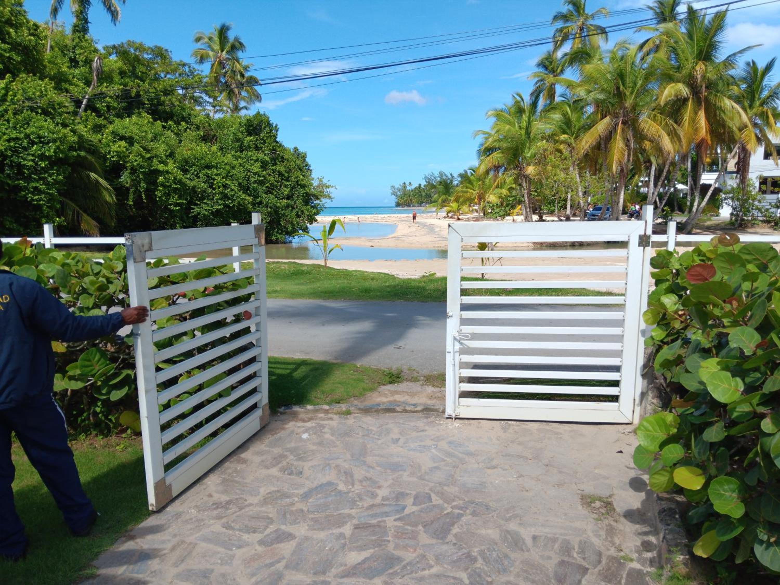 Bonita Village Beachfront Apt with Pool & Balcony