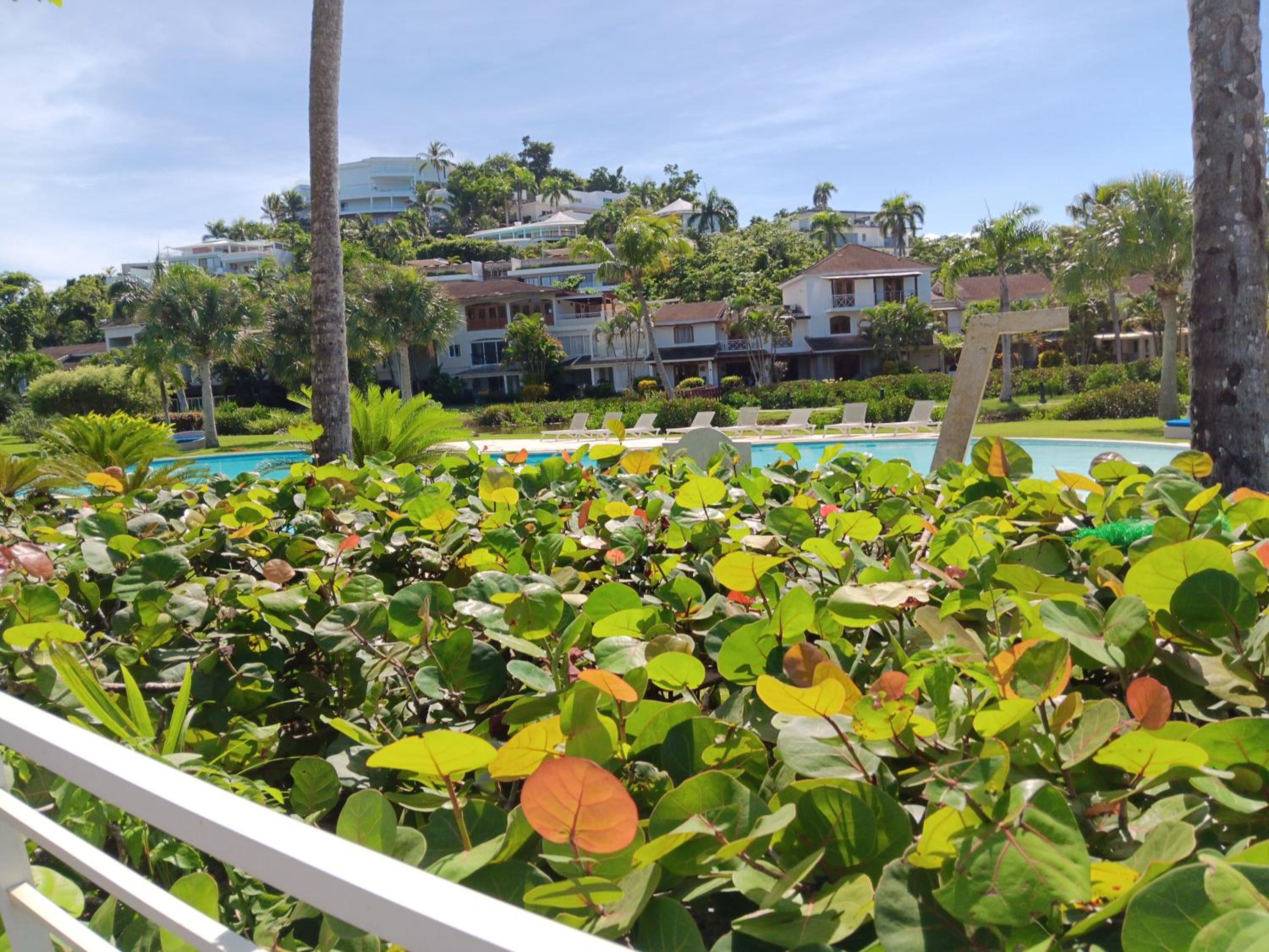 Bonita Village Beachfront Apt with Pool & Balcony