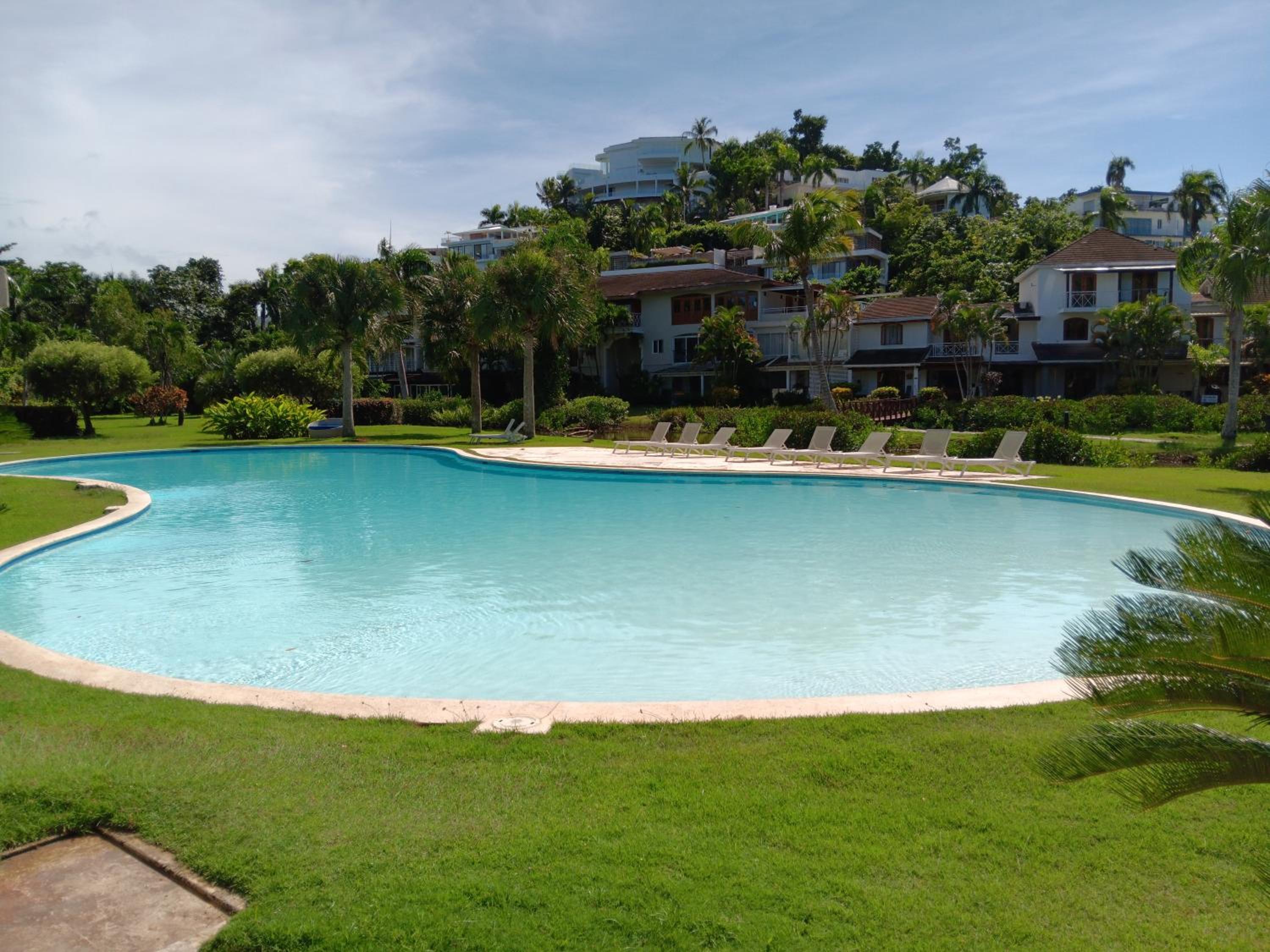Bonita Village Beachfront Apt with Pool & Balcony