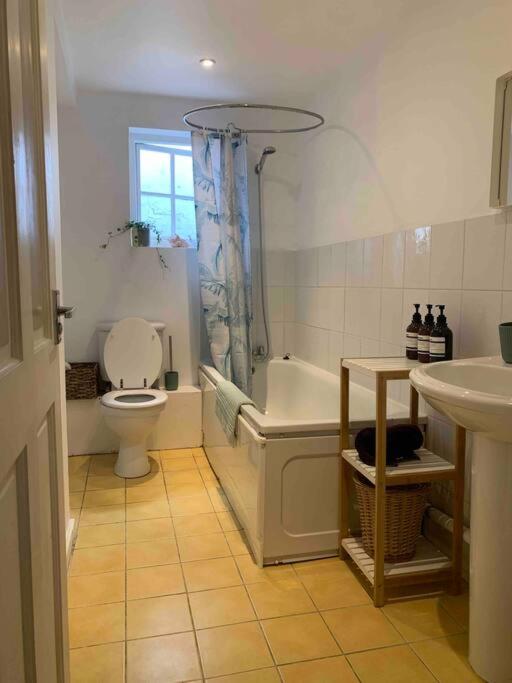 Large Apartment - 20 mins to the City