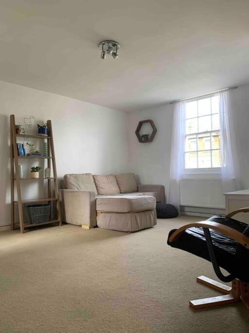 Large Apartment - 20 mins to the City