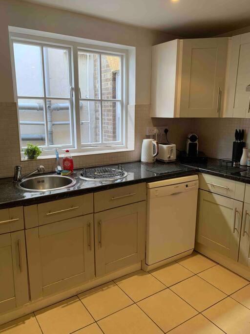 Large Apartment - 20 mins to the City