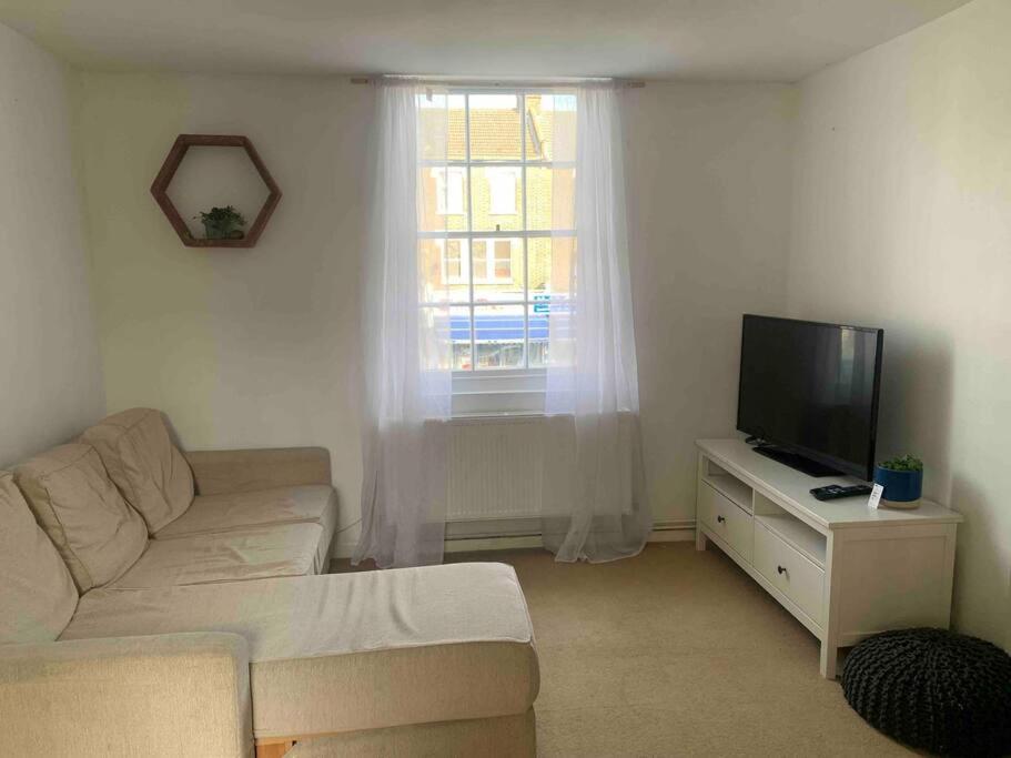 Large Apartment - 20 mins to the City