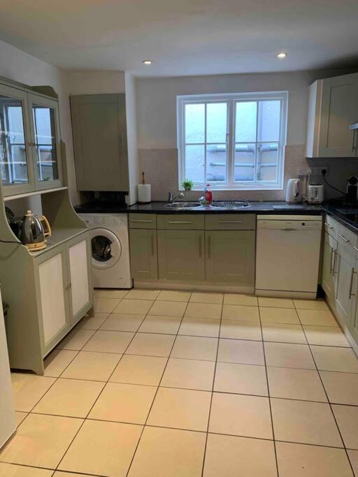Large Apartment - 20 mins to the City