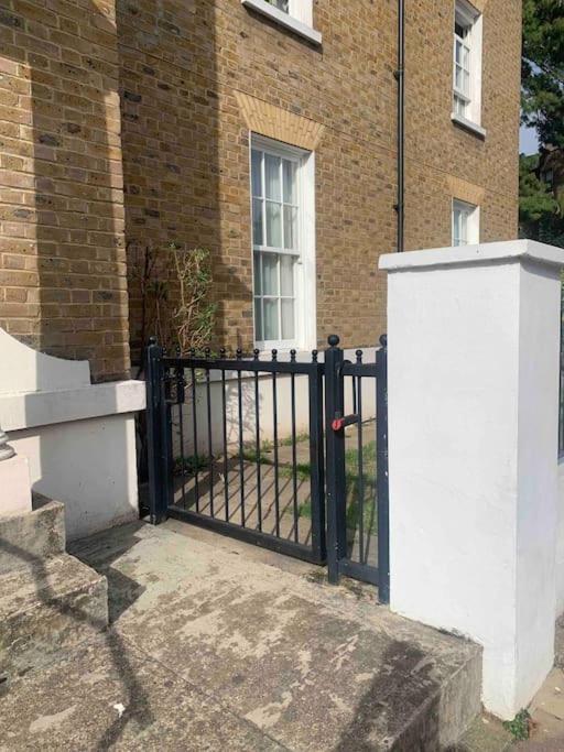 Large Apartment - 20 mins to the City
