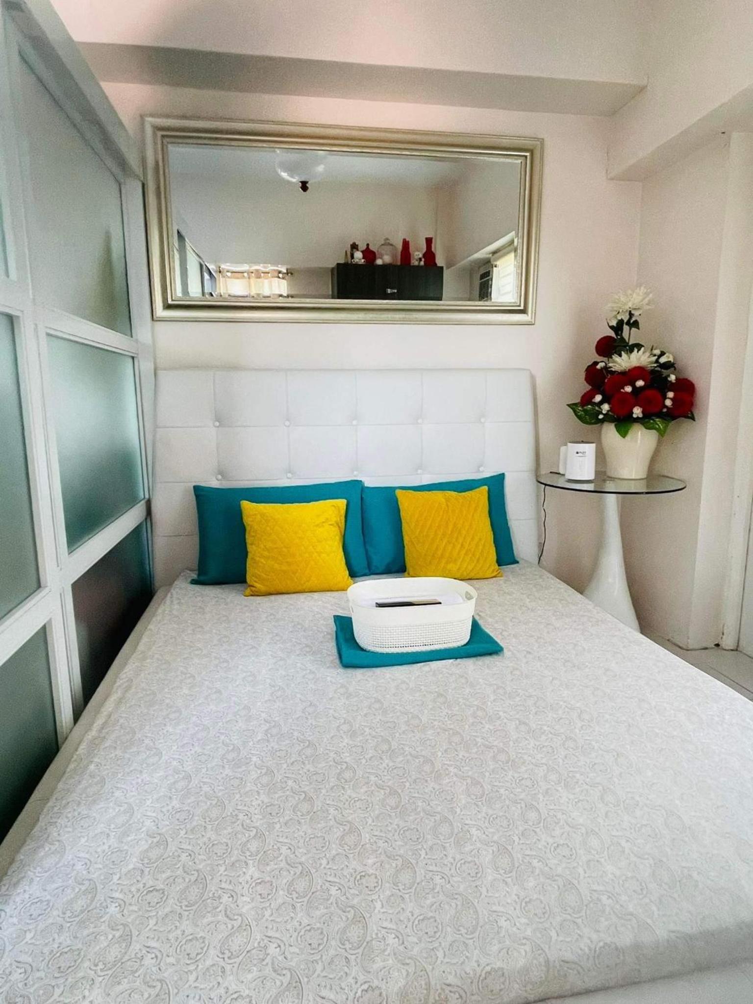 9th floor Taal View with 2 Balconies w/ Fiber Net view 3