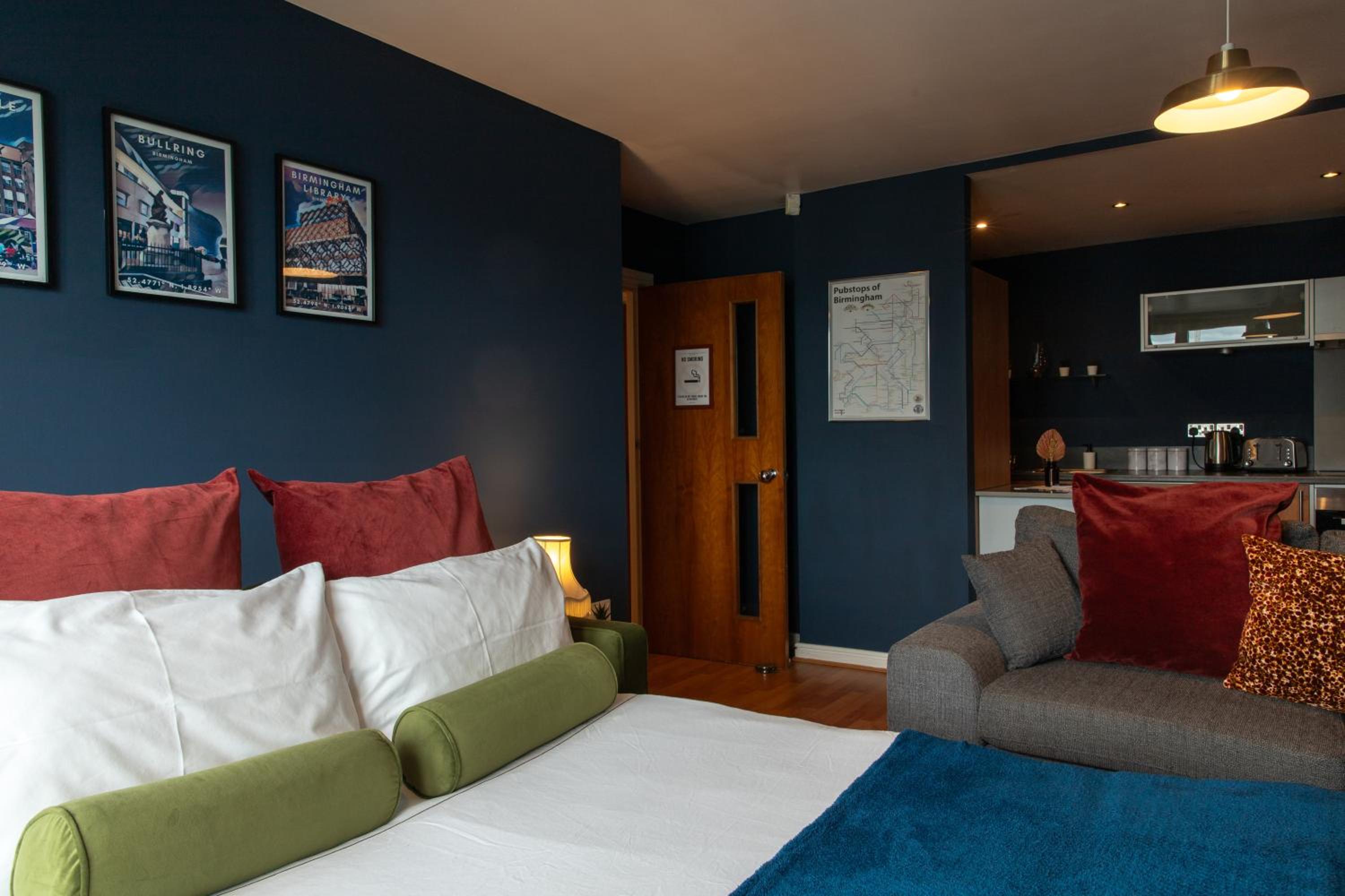 City Centre Apartment - Fantastic Location view 2