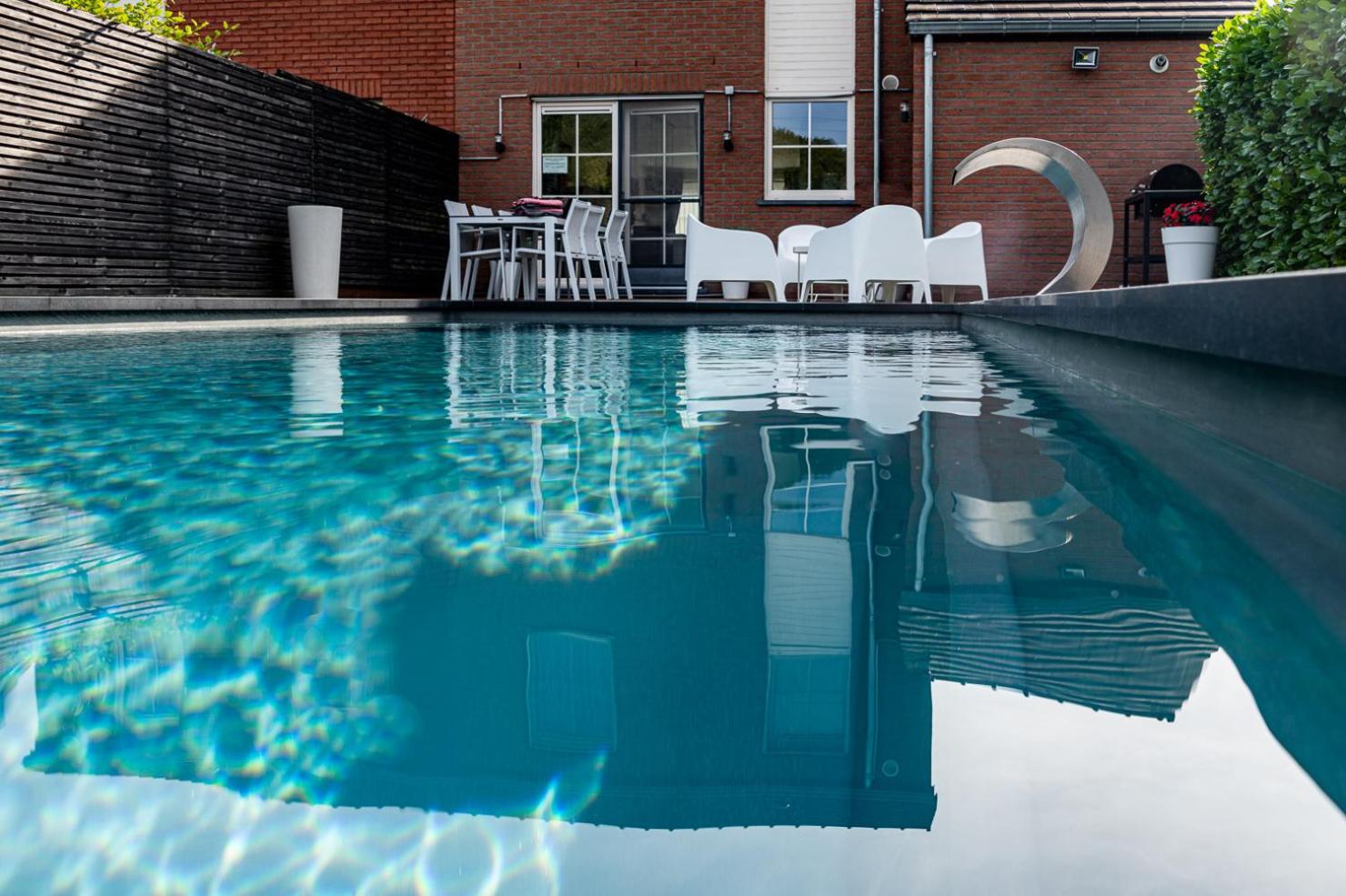 Chez Sabine et Eric Maison pour 6 personnes avec piscine chauffée et jacuzzi privé
