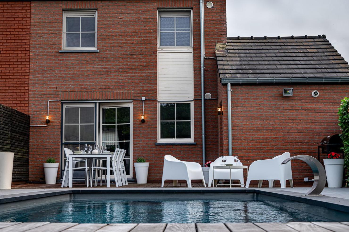 Chez Sabine et Eric Maison pour 6 personnes avec piscine chauffée et jacuzzi privé