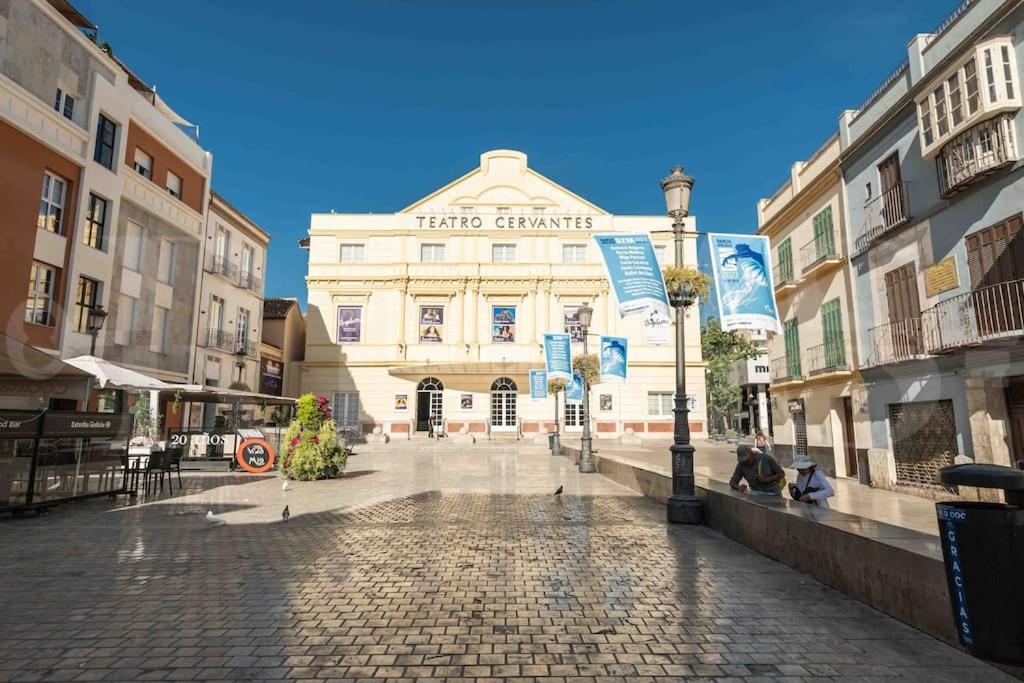 Modern apartment next to the Cervantes Theatre by REMS