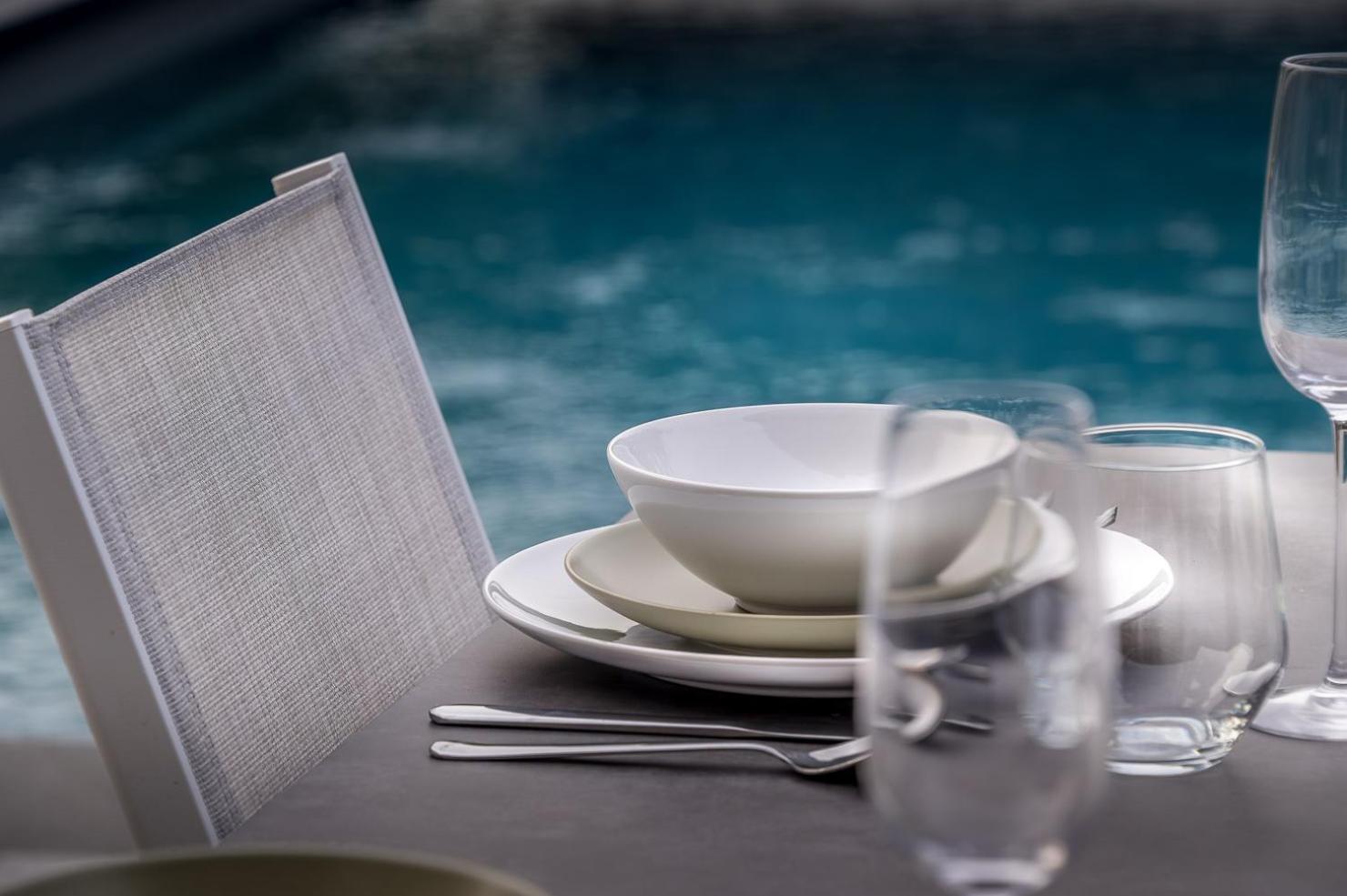Chez Sabine et Eric Maison pour 6 personnes avec piscine chauffée et jacuzzi privé