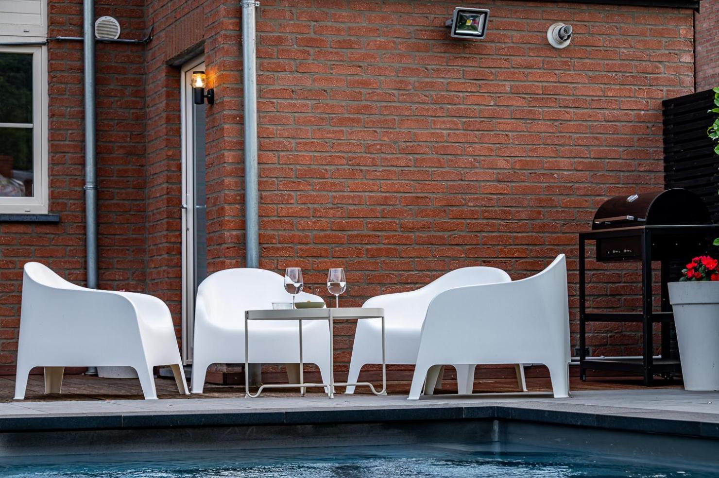 Chez Sabine et Eric Maison pour 6 personnes avec piscine chauffée et jacuzzi privé