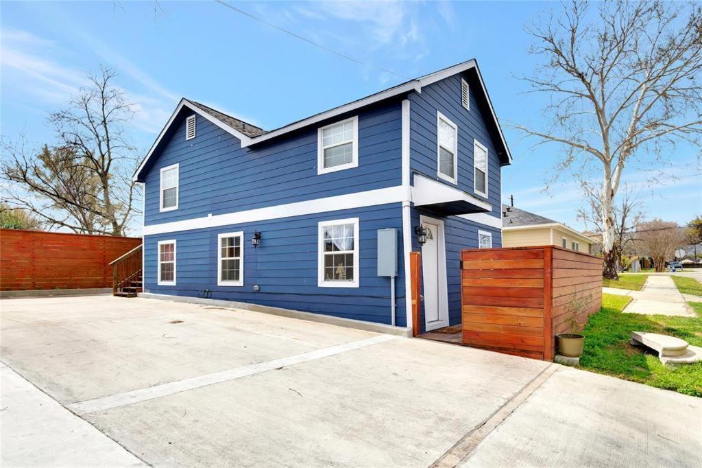 Super Cozy 2 bedroom with Fast WIFI and Queen Bed close to Downtown Houston!! view 4