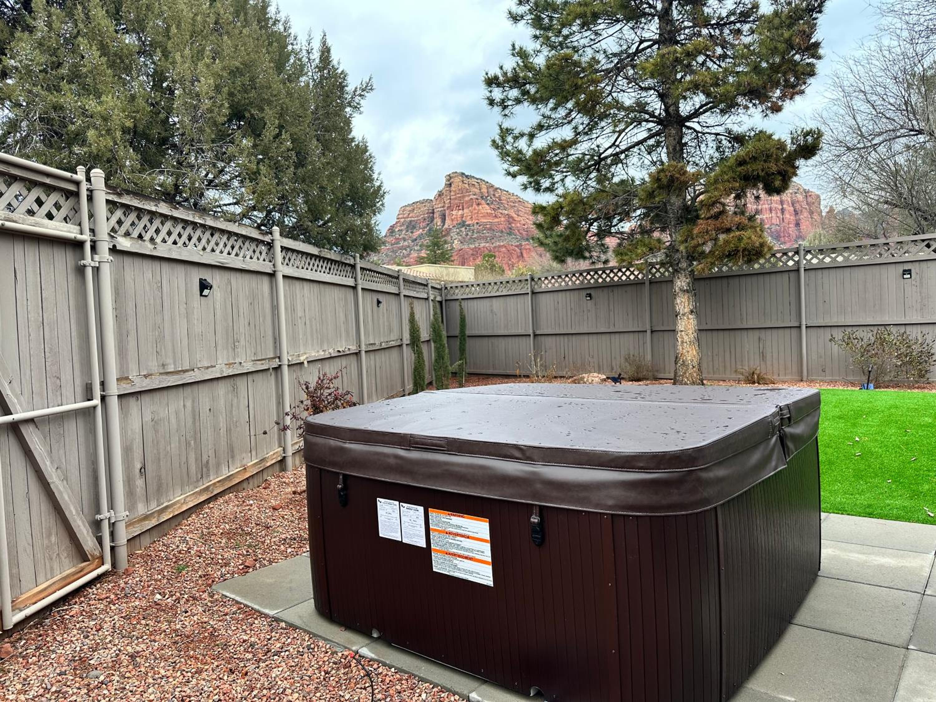 Three Bedroom, Amazing Views, Hot Tub and Pets Allowed, Close to Chapel of the Holy Cross and Chapel Hill, less than 1mi to Trailheads view 3